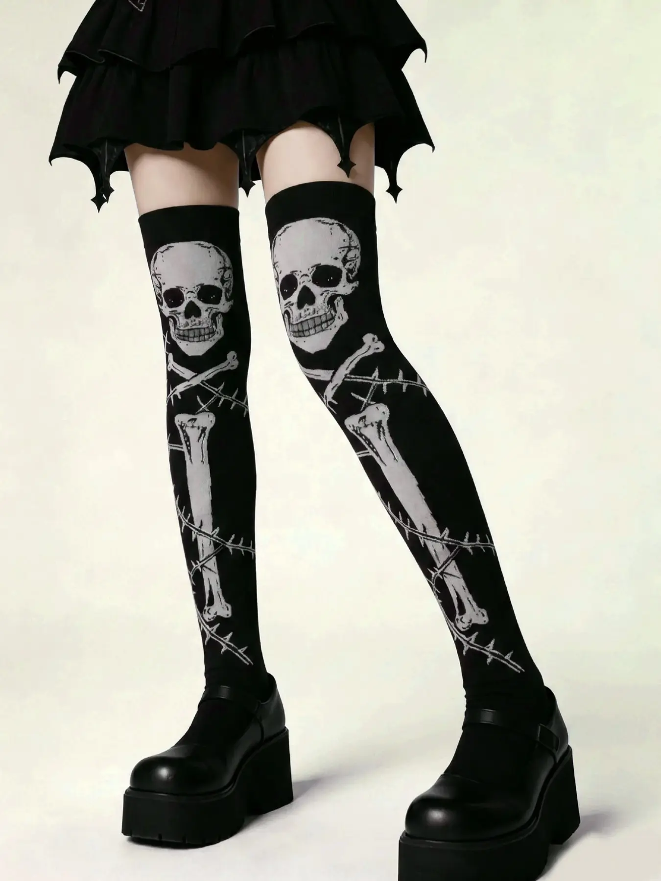 1 Pair of Skull-Printed Over-the-Knee Socks, Over-the-Knee Socks, Calf-Length Socks, Black Dark Gothic-Style Thigh-Highs—Gothic Alt Girl Punk Outfit, Halloween Must-Have