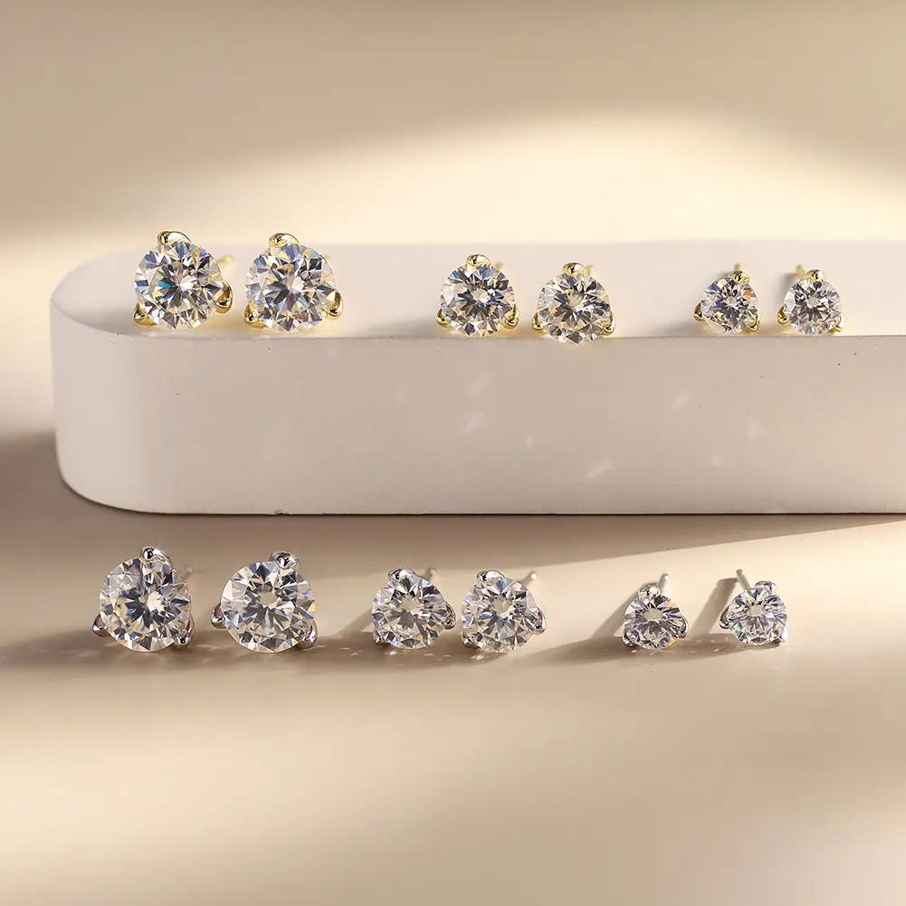 New classic VVS Moissanite earrings, 1 carat per pair, color D, three-prong design, simple and elegant clover stud earrings