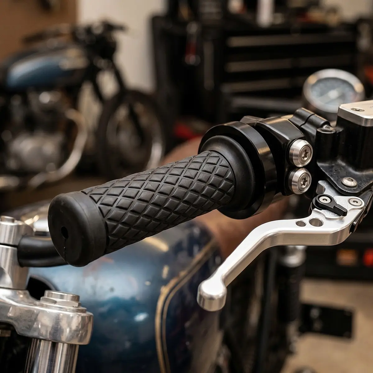 2pcs Motorcycle Anti Slip Handle Cover Compatible With Honda Cb/Crbr/Xr Yamaha Yzf/R Suzuki Gsx Kawasaki Ninja Streetcar/Off-Road Motorcycle Handguard Handlebar Grip