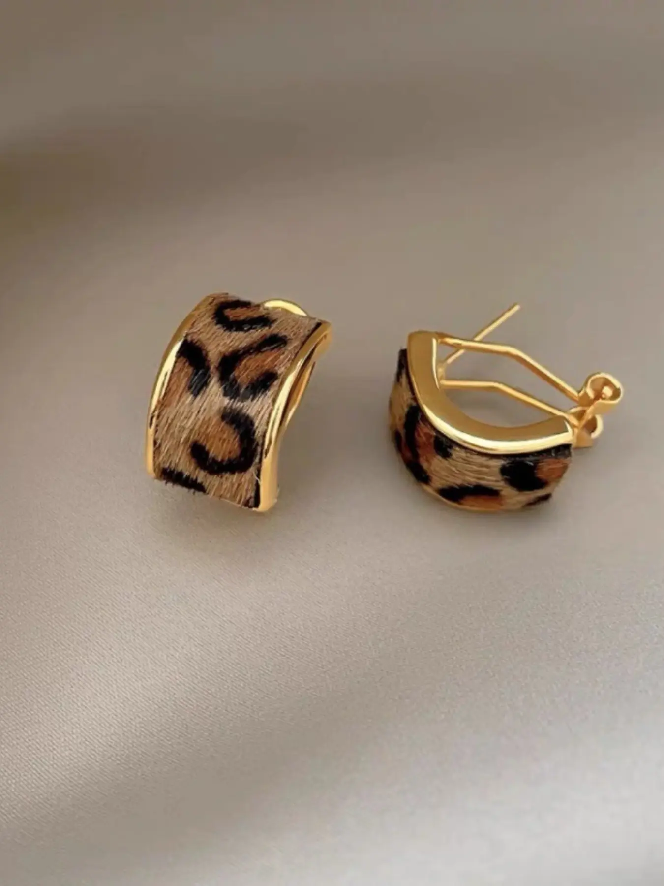Leopard Print C-Ring Earrings, Stylish Animal Pattern Jewelry, Trendy Accessory for Women, Perfect Gift Idea, Fashionable Ear Studs