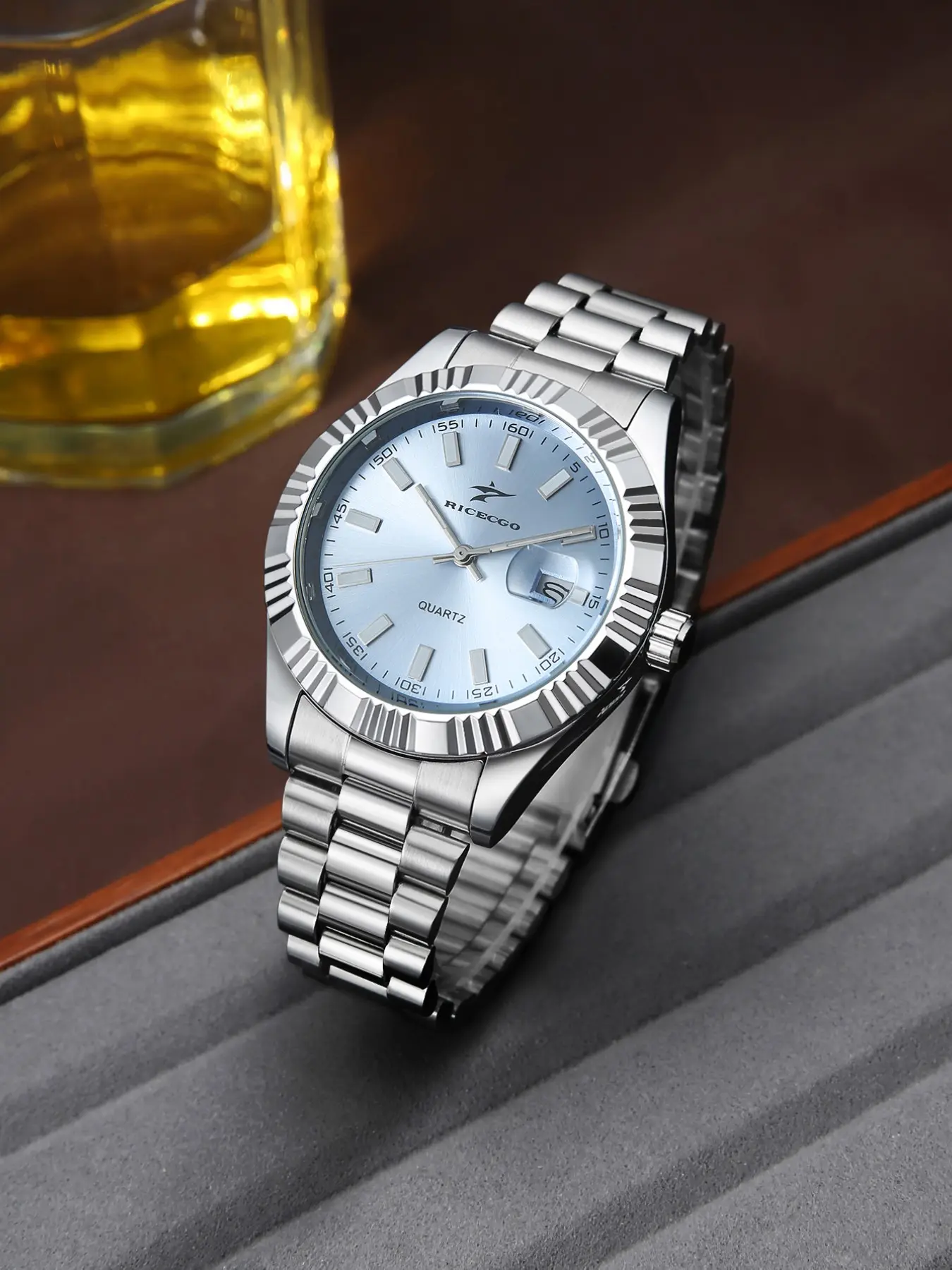Business Casual Quartz Watch for Men, Stainless Steel Strap, Fashionable Calendar Display, Ideal for Dates or Gifts