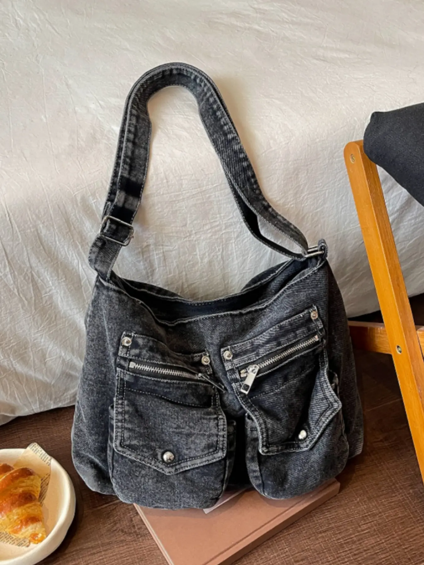 Trendy distressed large-capacity denim tote bag, multi-zipper and multi-pocket design, adjustable shoulder strap, lightweight casual women's shoulder bag, daily commute shopping travel crossbody bag
