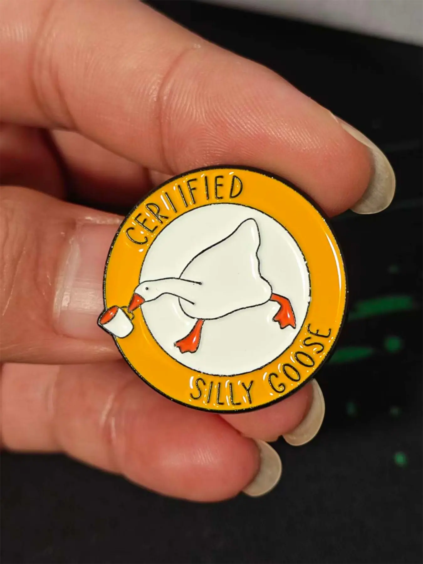 Certified Dumb Goose Enamel Brooch, Round Border Cartoon Goose Pin, Fun Animal Metal Badge for Jackets or Backpacks, Humorous Gift for Goose Lovers