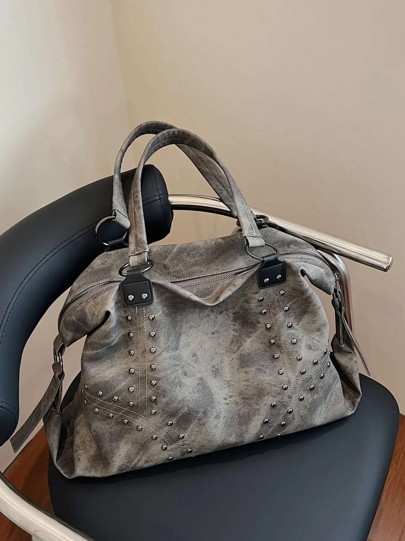 Street style retro high-quality personalized tote bag, simple and stylish casual style large capacity shoulder bag, rivet decoration design, can accommodate tablets, documents, water bottles, umbrellas, Casual Commuter Bag