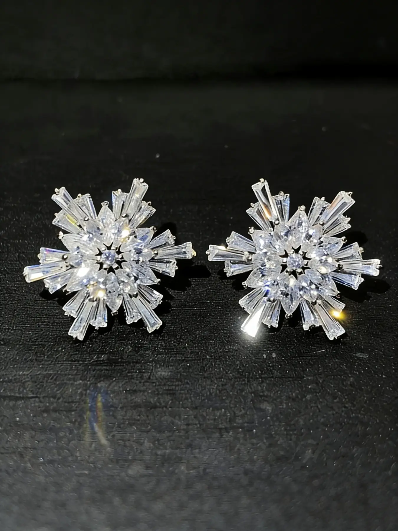2pcs ice flower minimalist earrings with trendy sparkling Synthetic Cubic Zirconiaia, niche light luxury style flower earrings