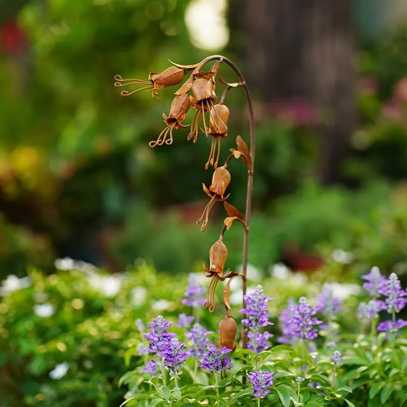 Weathered rusted bellflower iron art decorative statue, retro withered wind courtyard decoration post, rusty metal bellflower artistic ornament, suitable for Halloween, Christmas, Thanksgiving, and used for scene decoration on lawns and paths.