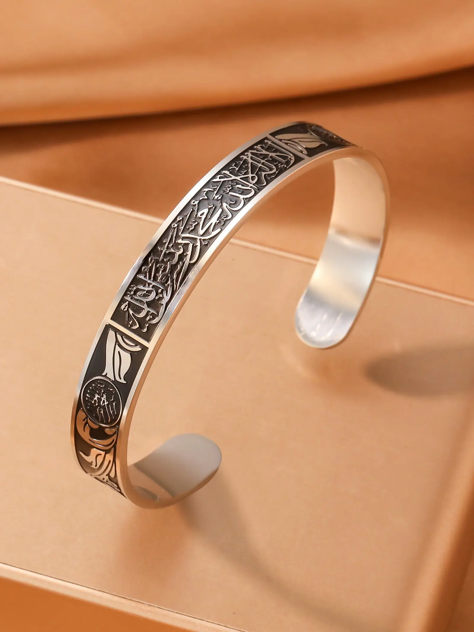 1PC retro Islamic scripture open bracelet made of titanium steel with aged engraving Ayatul Kursi Quran. It is a daily wear and gift accessory for Muslim men and women during the Ramadan festival
