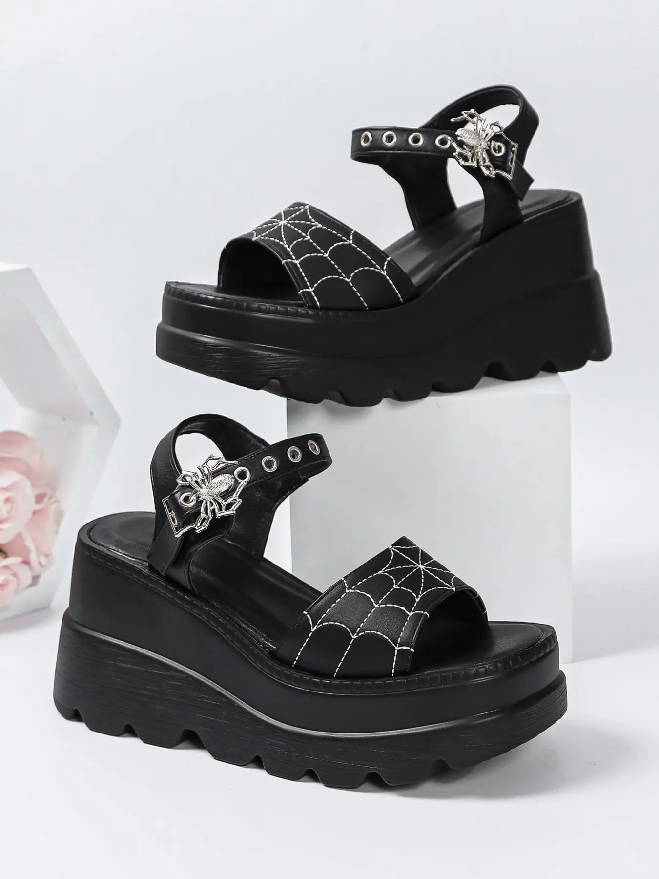 Spider Web Thick Sole Sandals for Women, Metal Spider Buckle, Wave Platform, Open Toe, Gothic Halloween, Short Height Boosting, Embellished Platform Sandals