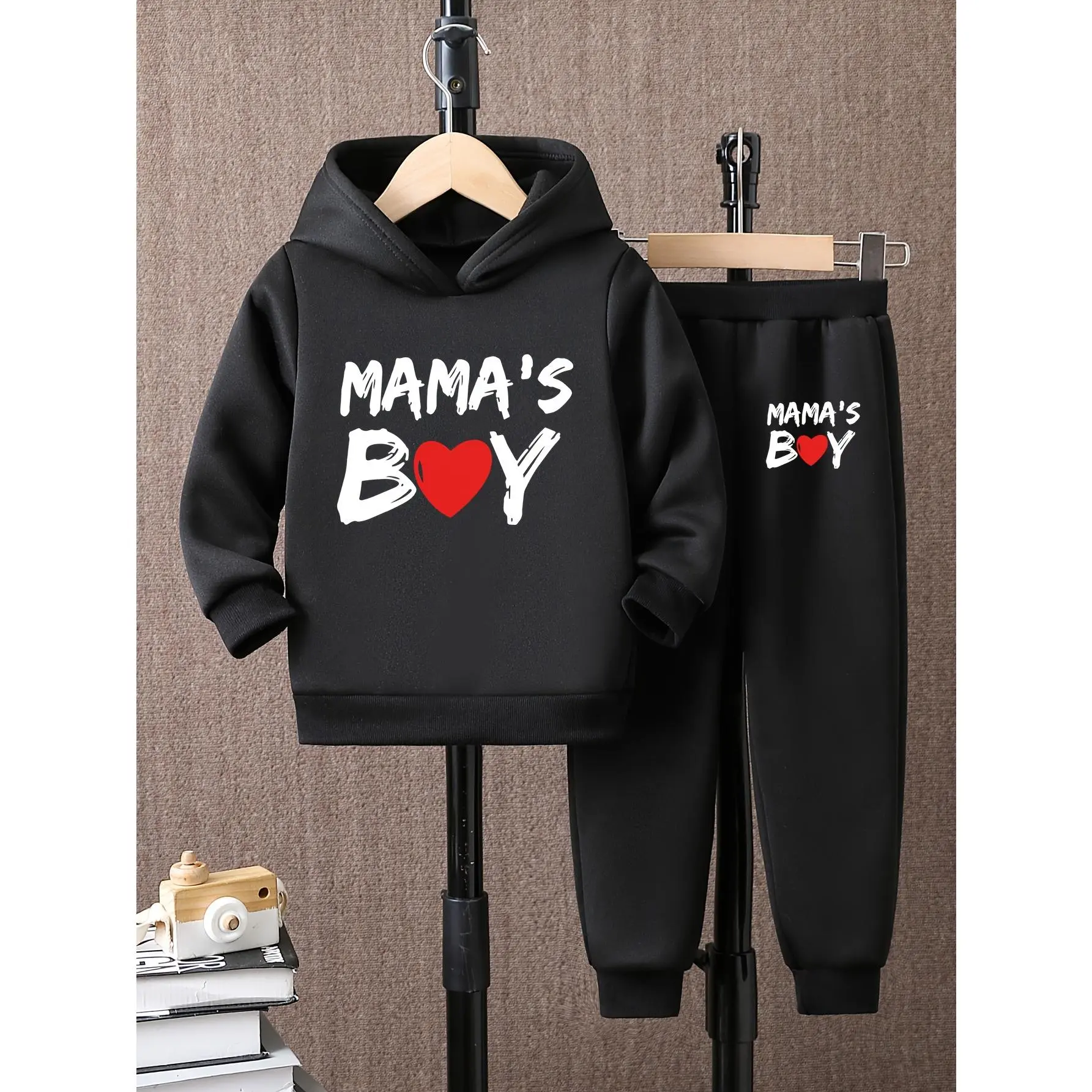 Boys' Autumn/Winter Fashion Cartoon Heart and "Mama's Boy" Letter Print Hooded -Lined Thick Warm Sweatshirt Long-Sleeve Set, Toddler and Baby Boys' Autumn/Winter Pullover and Casual Sport Pants Long-Sleeve 2pcs Set, Perfect for Outdoor
