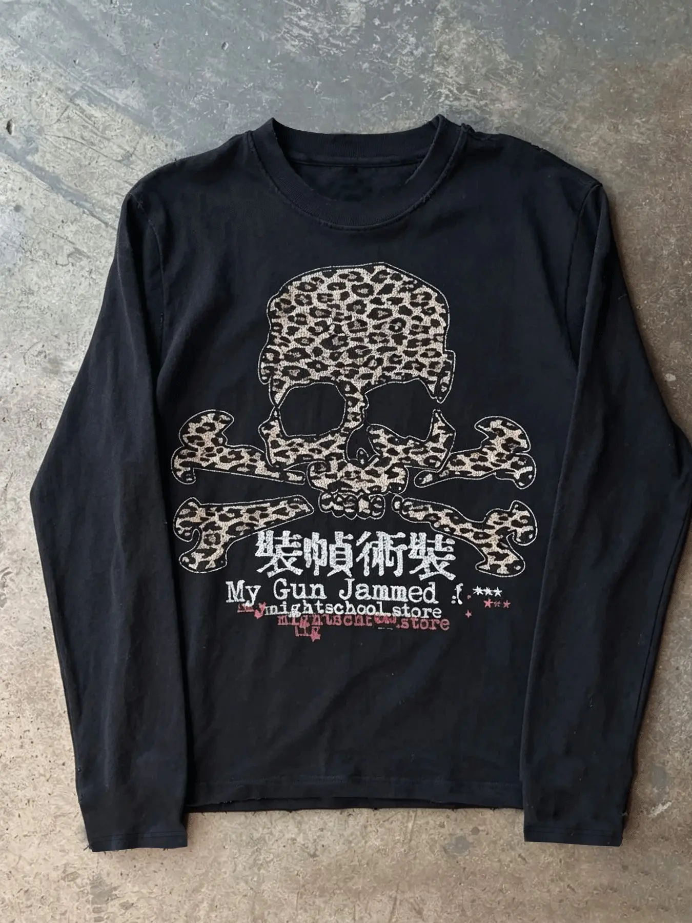 Men's Vintage Washed Black Long Sleeve T-Shirt, Leopard Print Skull Crossbones Distressed Raw Hem Chinese & English Letter Gothic Grunge Y2K Punk Streetwear Oversized Loose Crew Neck Long Sleeve Top for Men