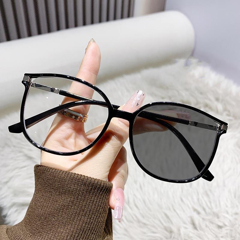 Unisex Retro Cat Eye Photochromic Glasses Trendy Color Changing Reading Glasses for Men Women Fashion Outdoor Sunglasses+4.0