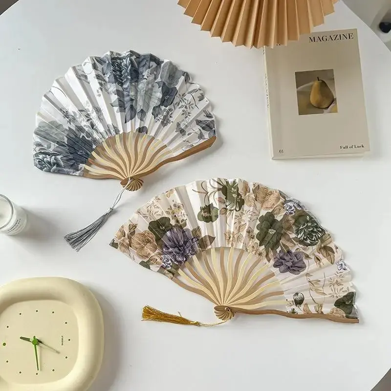 Elegant Chinese Bamboo Silk Folding Hand Fan for Women, Lightweight Portable Handheld Floral Fan, Vintage Oriental Decorative Fan for Wedding Party Table Display Holiday Gift Dance Performance Home Bedroom Decoration