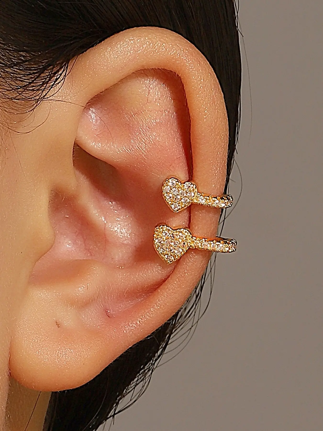 A fashionable and exquisite heart-shaped ear bone clip, Heart Earrings, Ear Clips, suitable for daily wear, vacation and dating occasions, and also a surprising and exquisite small gift