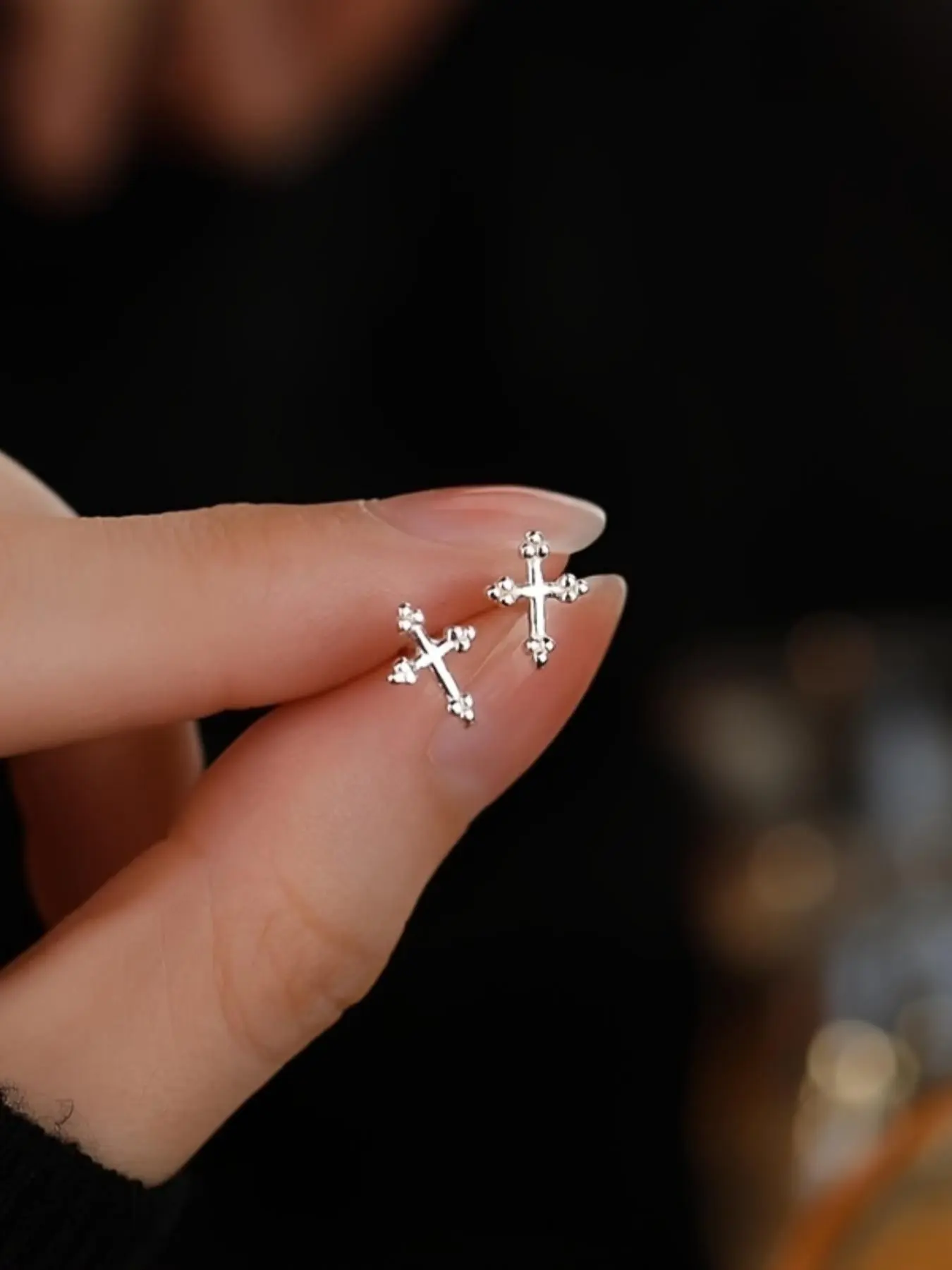 1 pair of fashionable mini cross earrings for women, with a simple and cool design suitable for keeping ear holes small and delicate earrings Ear Studs