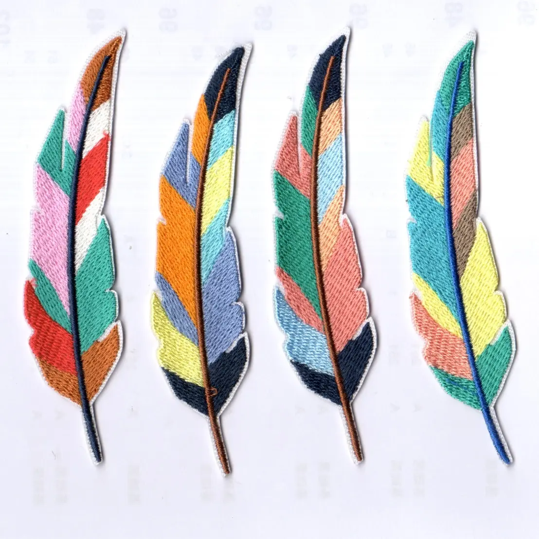 4pcs Feather Pattern Iron-On Fabric Patches, DIY Embroidery Patch Stickers, Sewable Heart Stickers, for Clothes, Jackets, Hats, Backpacks, Jeans, Decorative Badges