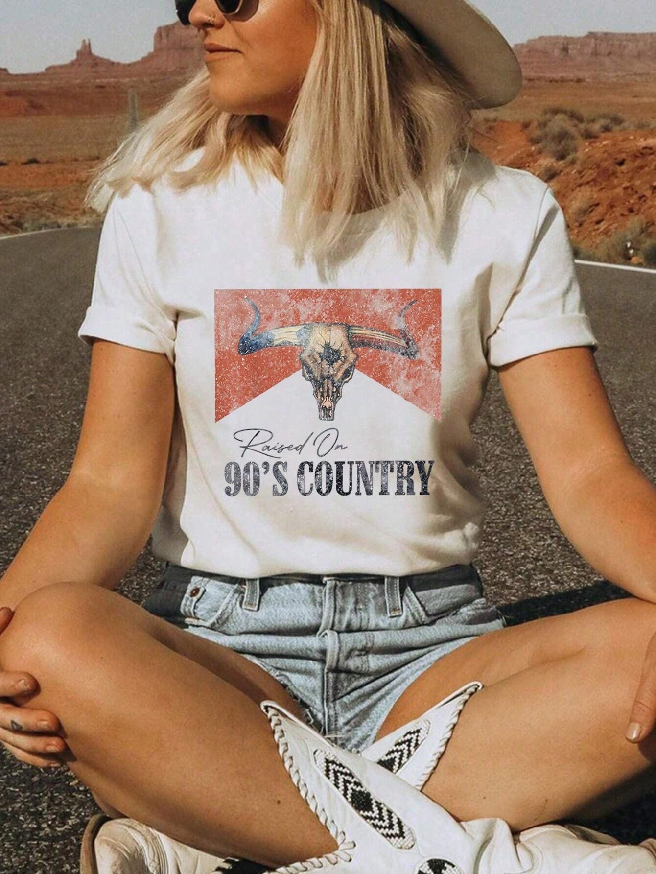 Women's Vintage 90's Country Graphic T-Shirt - "Born to Roam" Bull Skull & Desert Print, Loose Fit Round Neck Short Sleeve, Breathable Casual Top for Spring Summer Fall, Retro T Shirt, Summer Fashion, Relaxed Fit Shirt