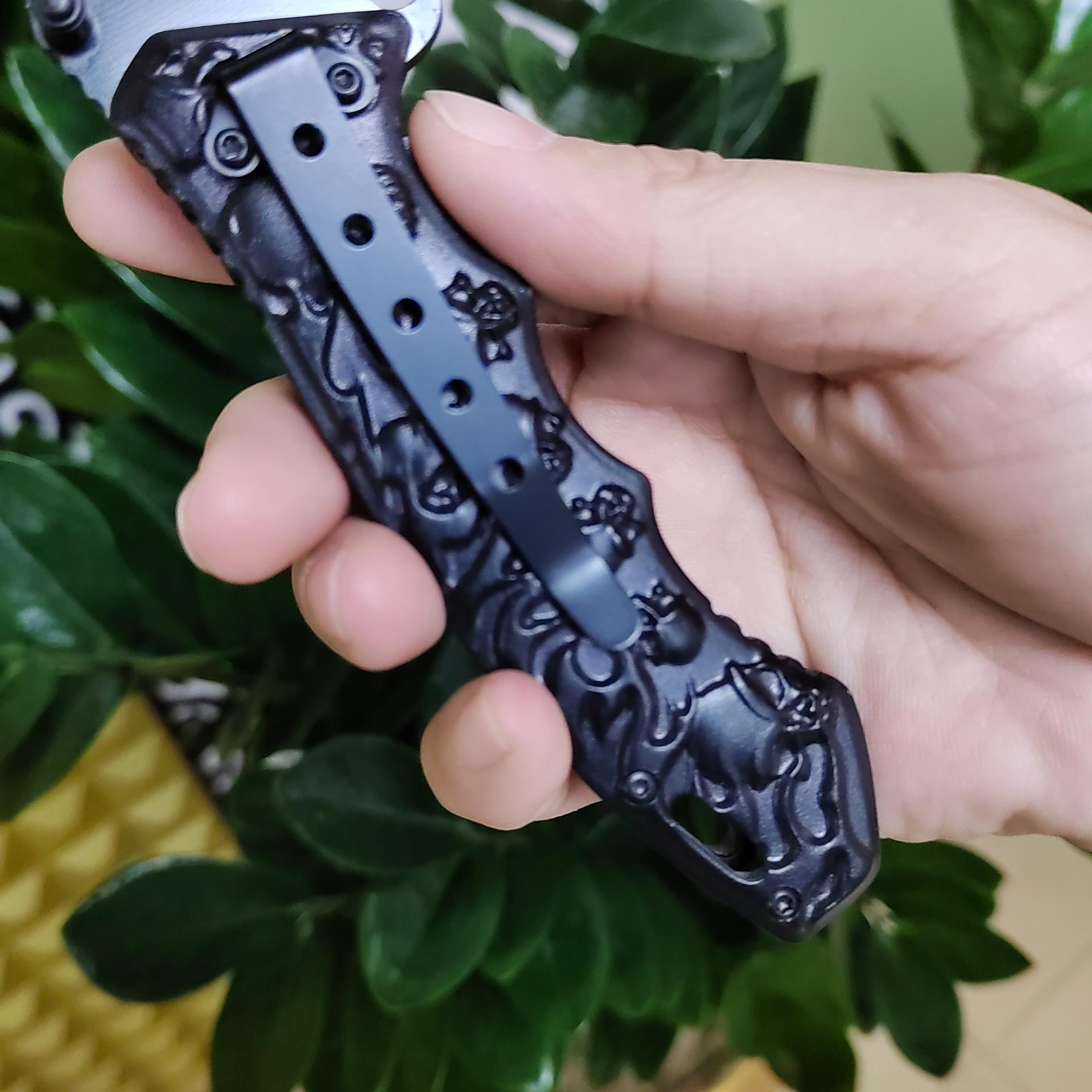Wholesale in-stock 3D skull pattern folding knife stainless steel outdoor survival folding knife outdoor mini knife