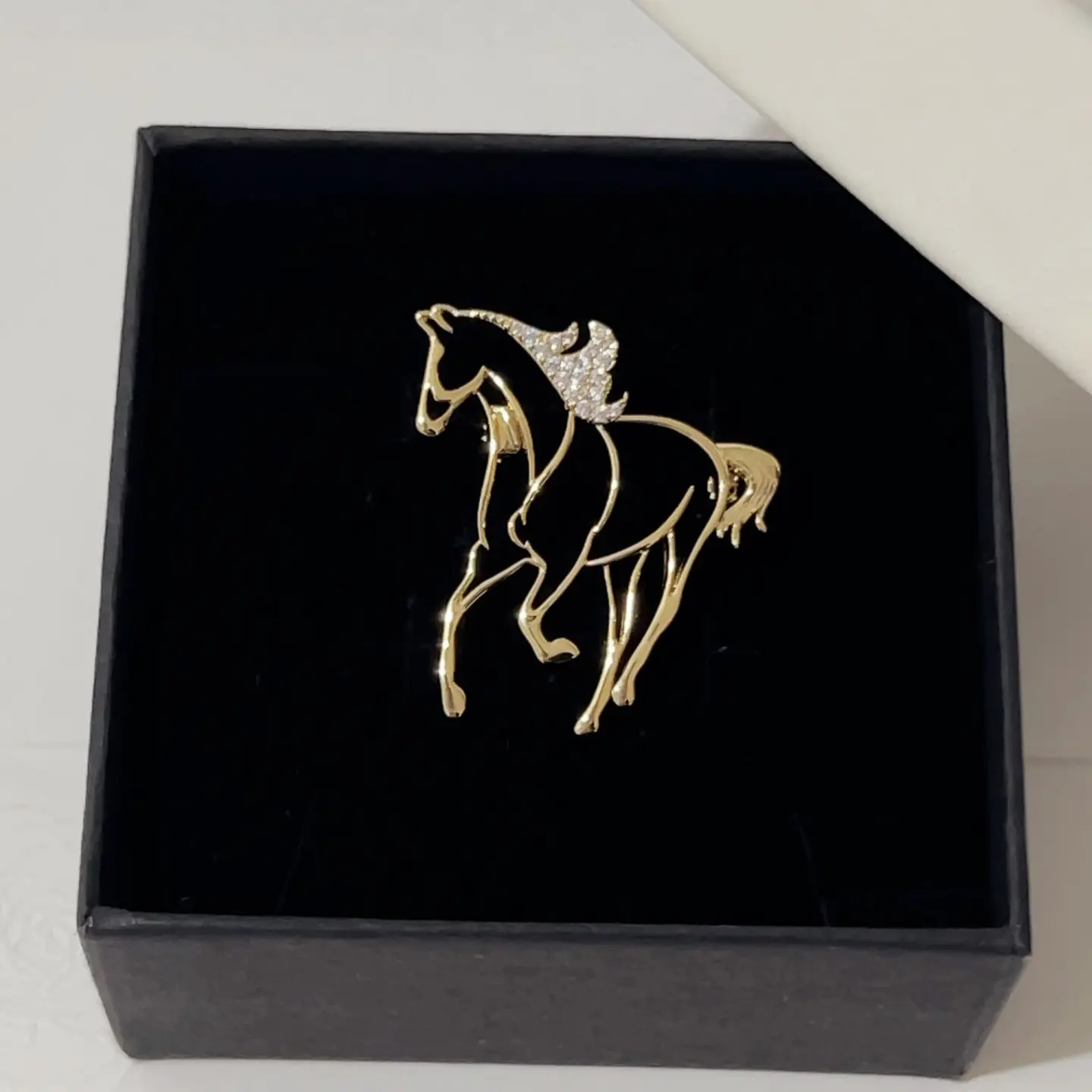 Stylish Gold Horse Brooch—an exquisite openwork galloping horse collar pin embellished with crystal rhinestones; perfect for styling with coats, sweaters, or suits, and an ideal fashionable gift.