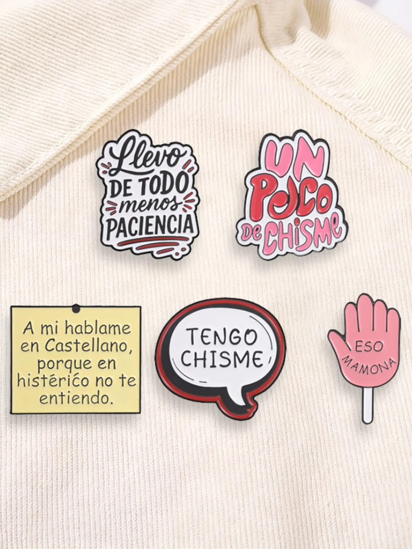 5PCS Mexican Spanish Slang Llevo De Todo Menos Paciencia Brooch Set , Humor Spanish Tengo Chisme Eso Mamona Clapper Enamel Pin,Fashion Brooch for Party, Daily Clothing Decor, Trendy All-match & Exquisite Brooch for Birthday Gift
