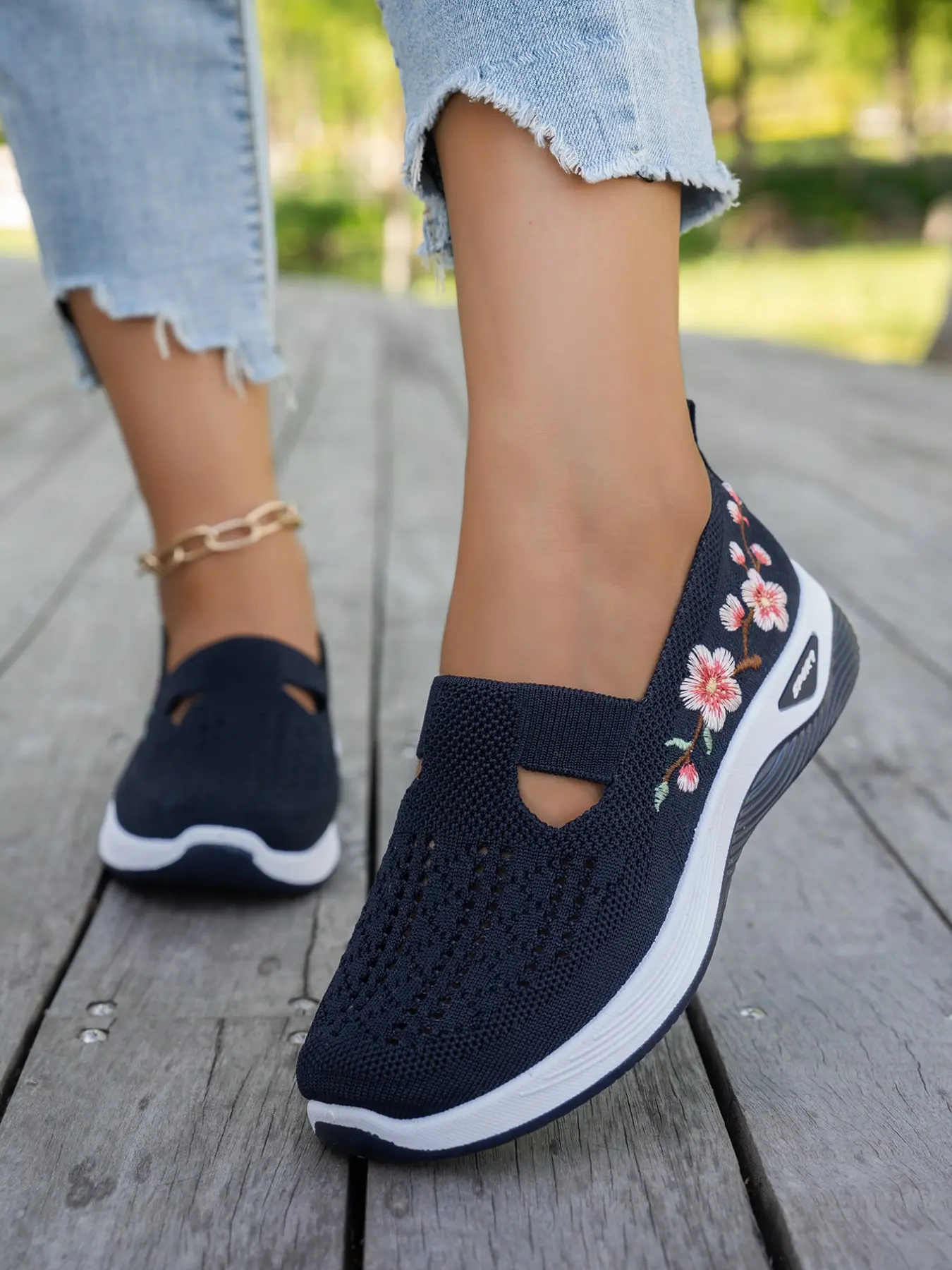 Women's Plum Blossom Embroidered Hollow Mesh Slip-On Platform Walking Sneakers, Casual Fashion Shoes, Breathable Lightweight Flexible Non-Slip Thick Sole Casual Loafers for Summer Daily Walking Travel & Outdoor Leisure Lightweight Slip Ons, Slip On Style