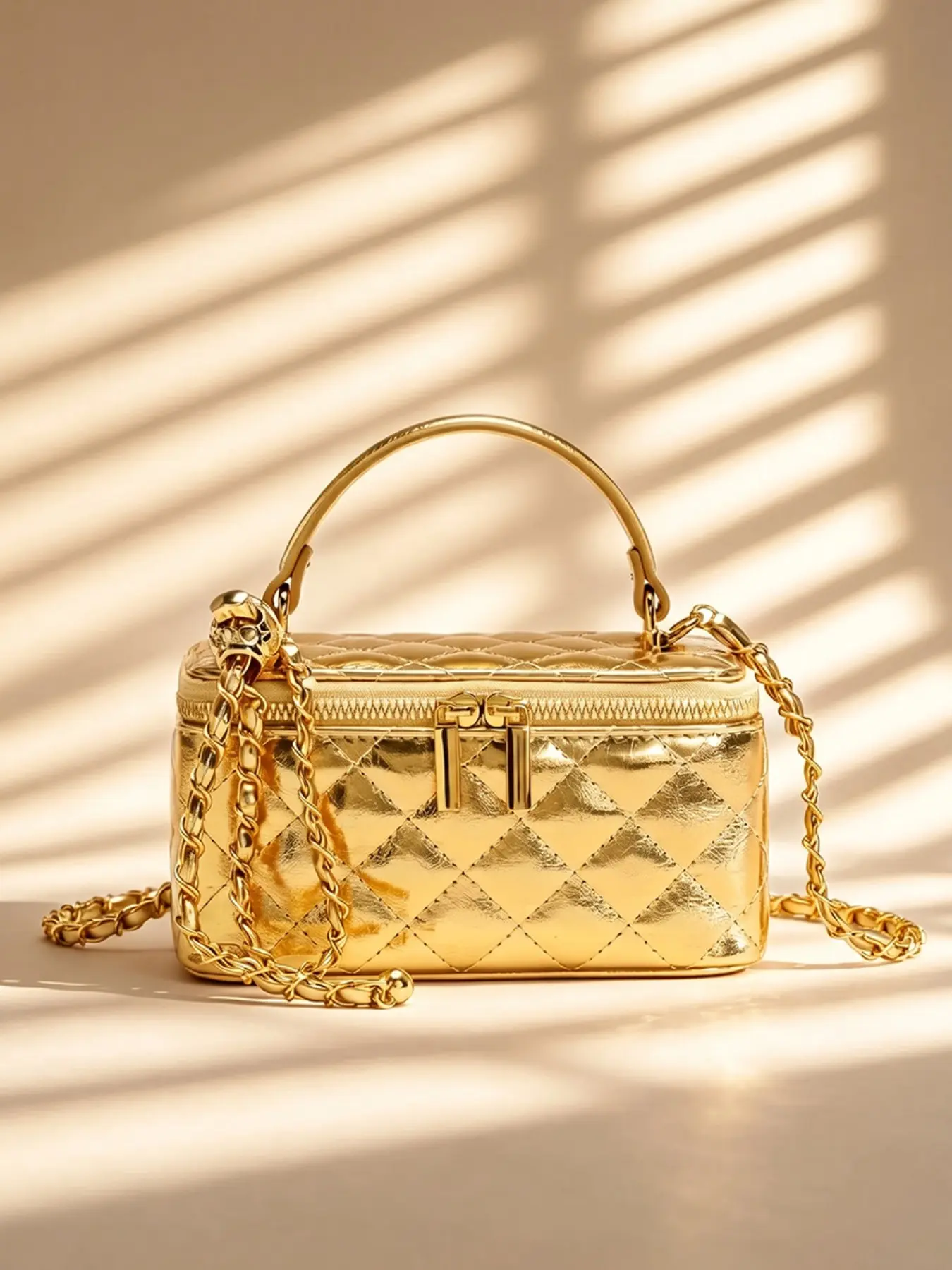 Metallic gold women's handbag/crossbody bag with adjustable gold chain, square shoulder bag, fashion crossbody bags, suitable for parties/dates/night outings, small PU handbag, Fashionable Bag