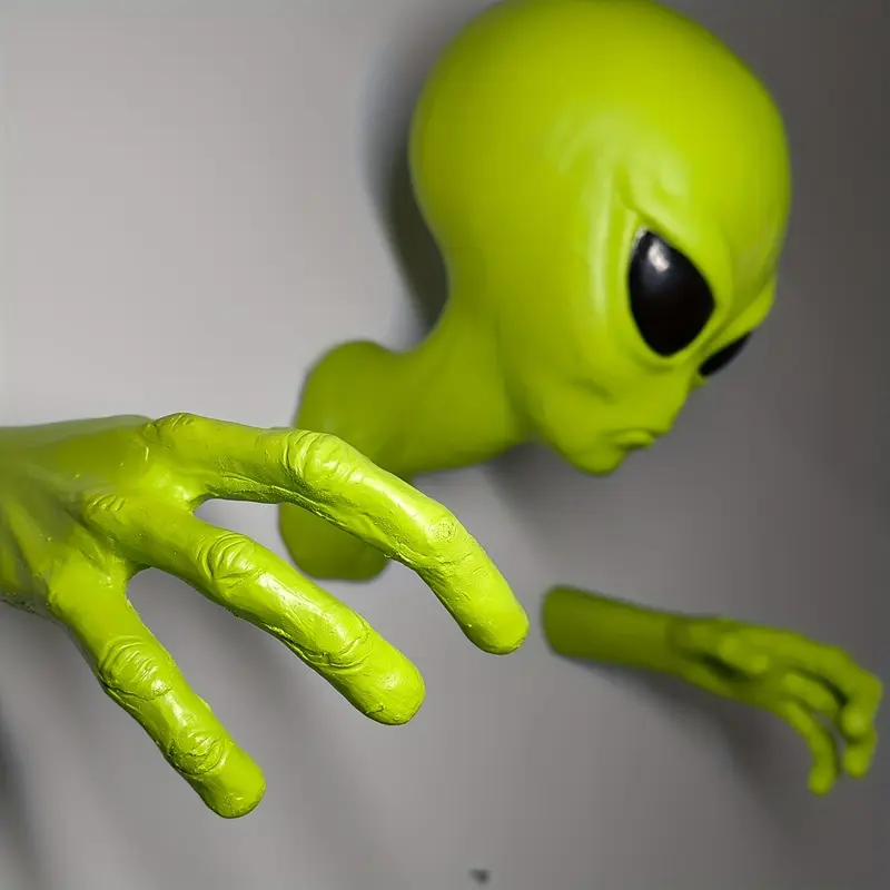 1pc Green Alien Pendant Latex Material 3D Alien Sculpture Head And Hand Small Statue Wall Hanging Area 51 Sci-Fi Decoration Collection Hanging Ornament