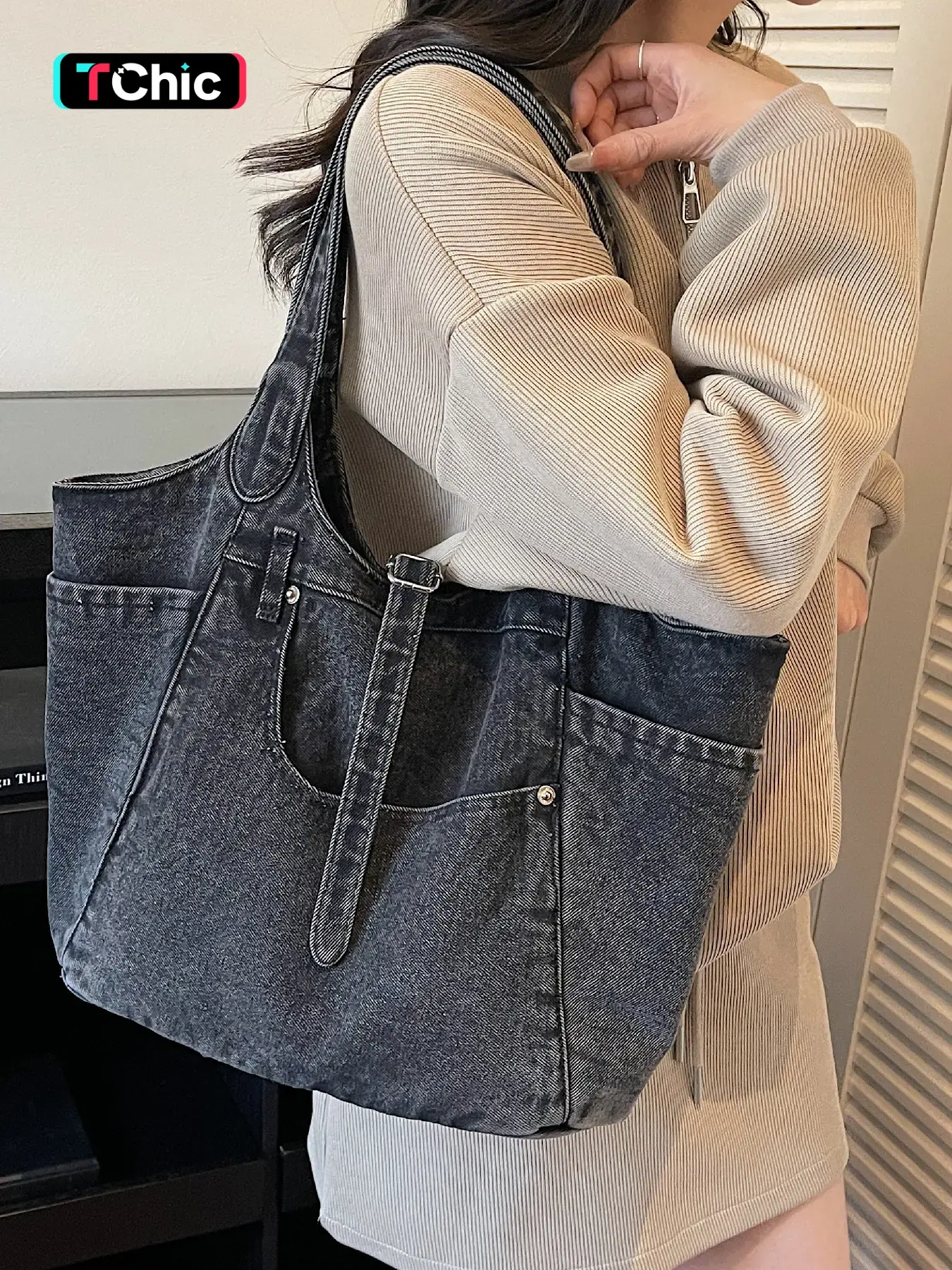 Multi-pocket workwear-style open tote bag, with adjustable thin additional crossbody strap, reinforced and widened integrated shoulder strap, 3D external patch pockets,-style large capacity shoulder storage bag for commuting and school.