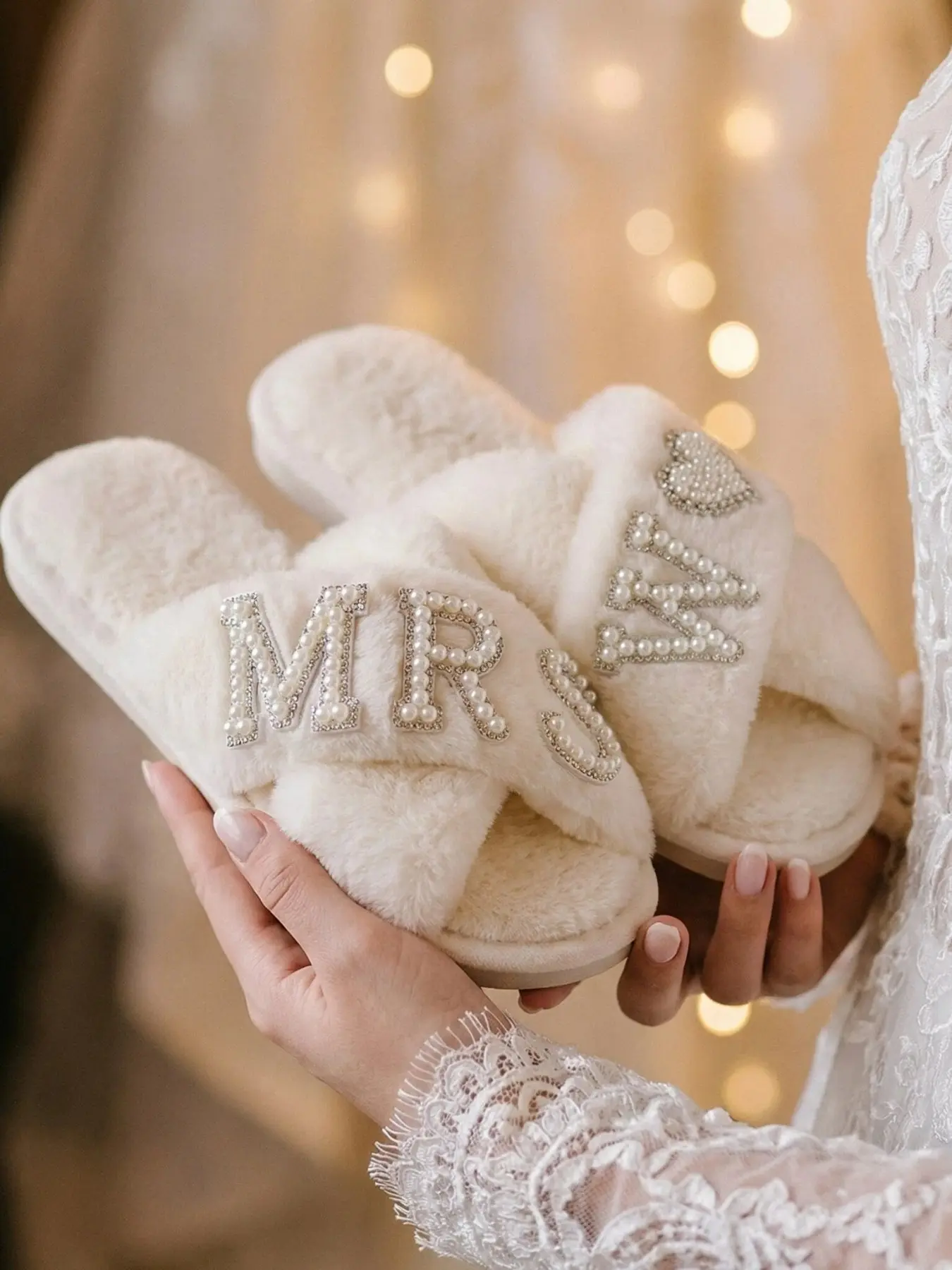 Ivory Cross Band Fuzzy Bride Slippers, Pearl Rhinestone MRS W Letter & Heart Decor Open Toe Plush House Slides, Soft Warm Non Slip Indoor Footwear, Soft Fluffy Footwear, Matching Wedding Robe Shoes, Bridal Shower Honeymoon Bridesmaid Gift