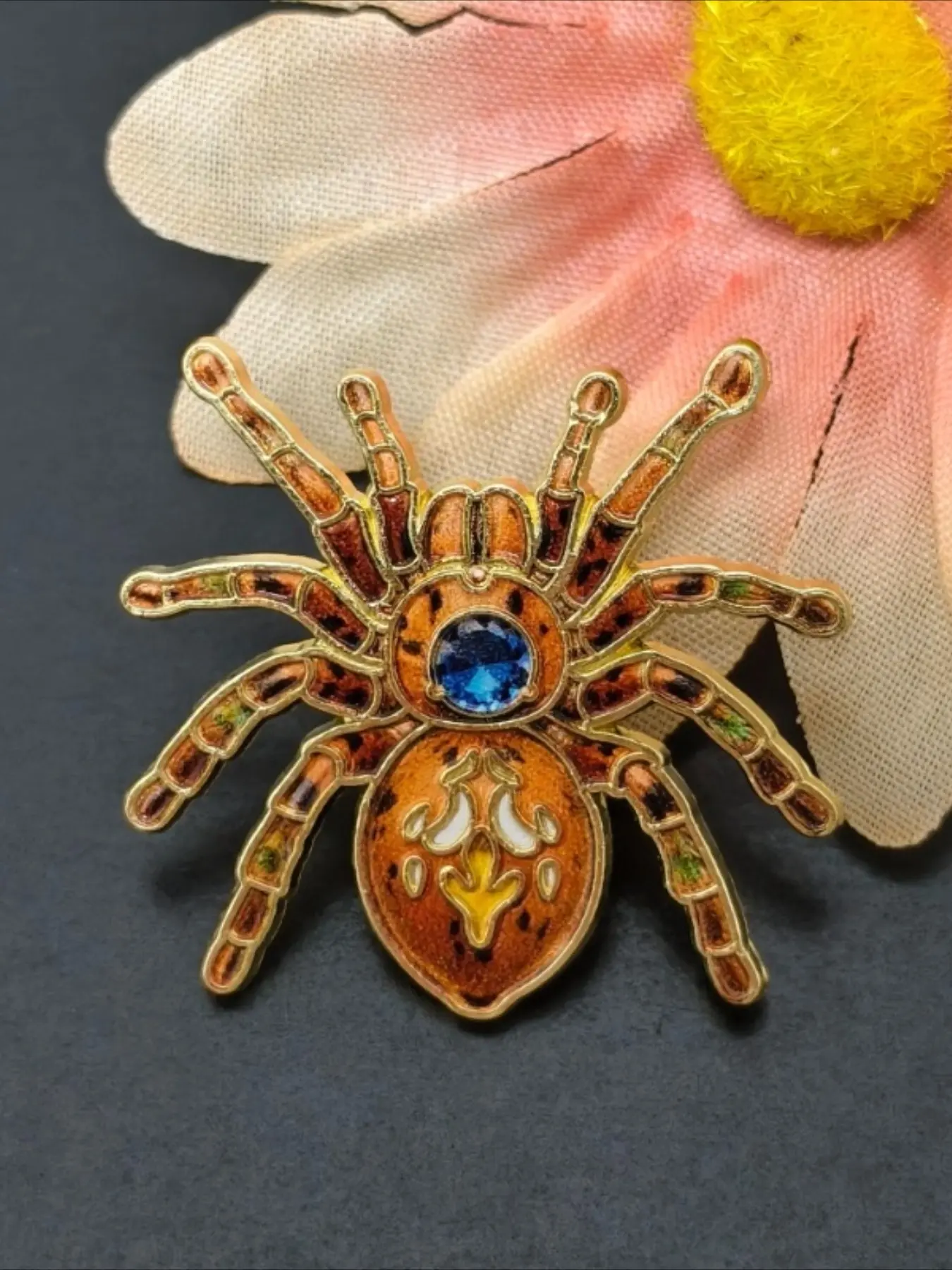 Vintage Brown Tarantula Spider Enamel Pin, Alloy Brooch Pin, Gothic Insect Lapel Brooch Arachnid Badge for Jackets Backpacks, Unique Gift for Insect Enthusiasts and Dark Style Collectors