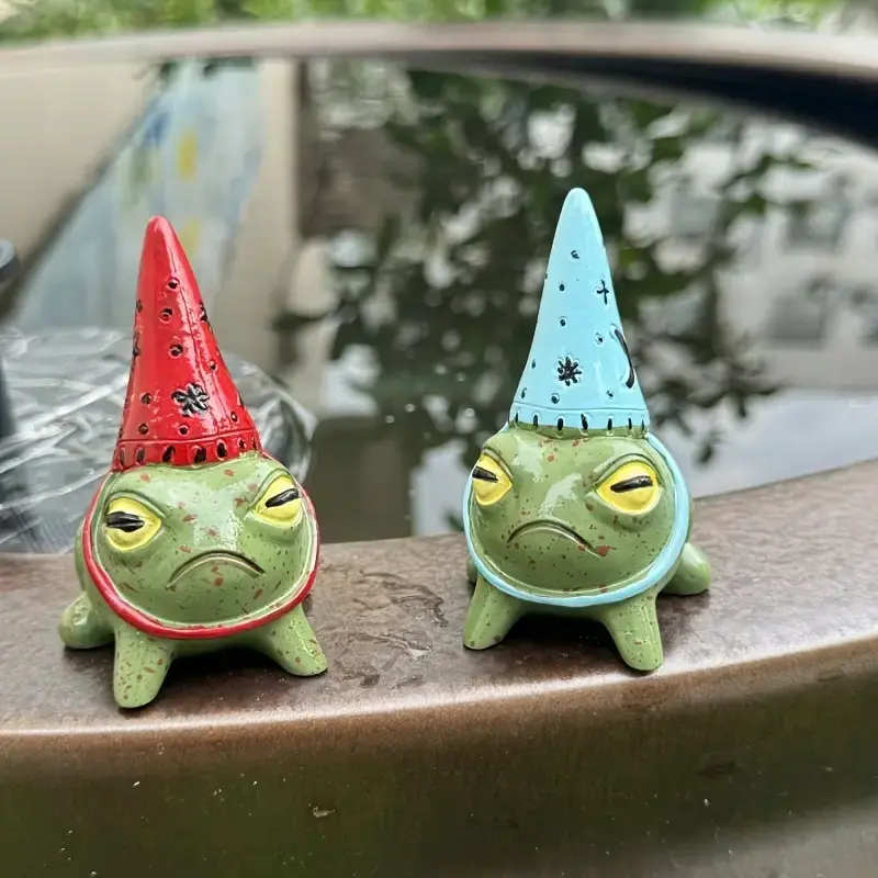 2pcs Whimsical Frog Statue with Party Hats, Indoor & Outdoor Decor, Perfect for Holidays, Ornamental Gift Idea, Exterior Decorative Statues