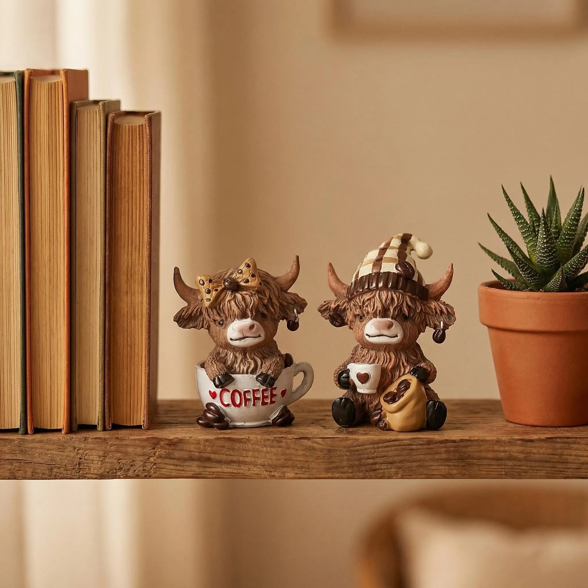 Hand-Painted Highland Cow Statue – Resin Ornament with Coffee Mug & Plaid Hat, Vintage Scottish Decor for Home & Office