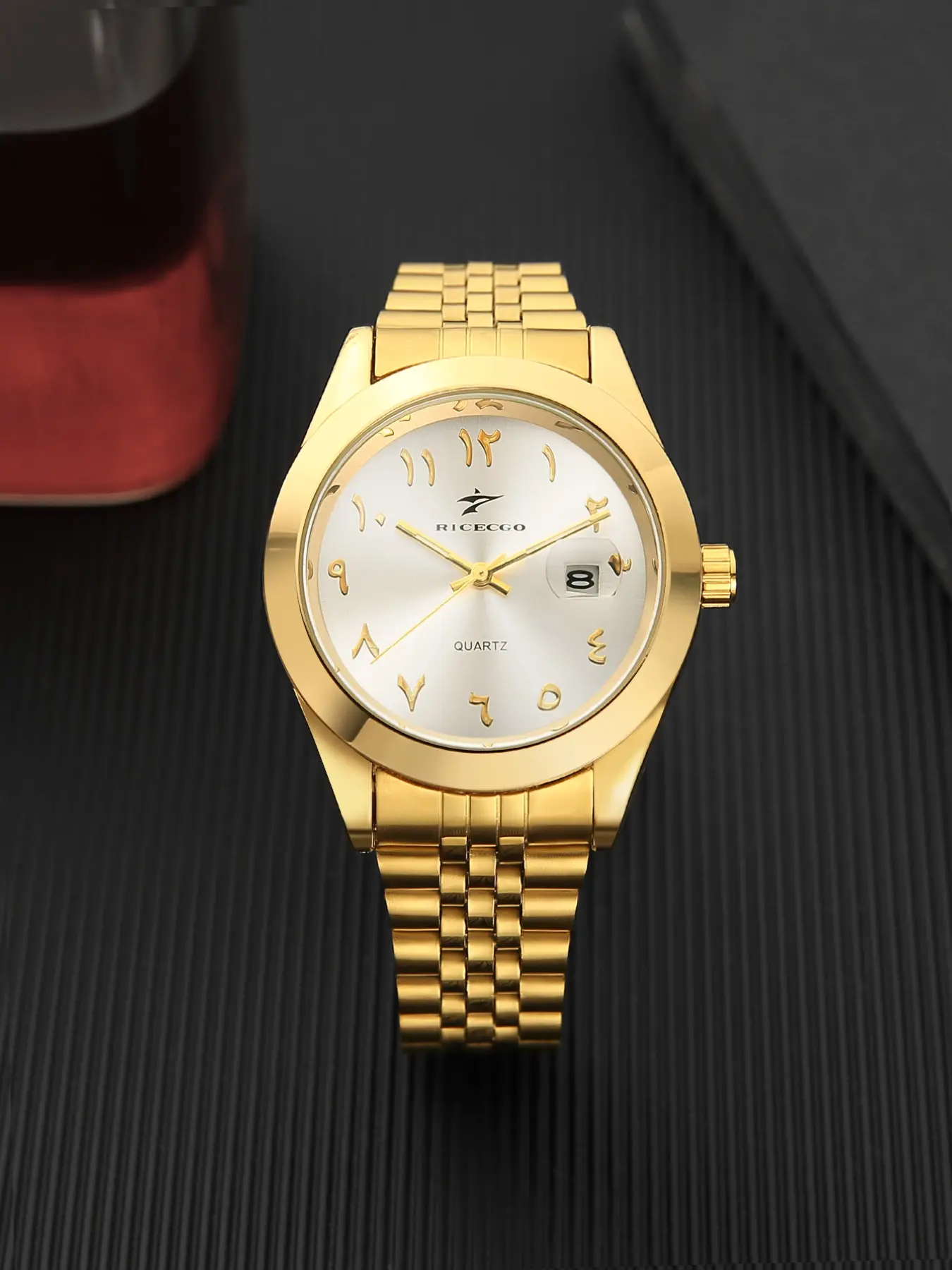 A men’s wristwatch—a classic round business style—makes a dignified and elegant gift for elders or business partners, perfectly conveying your sincerity.