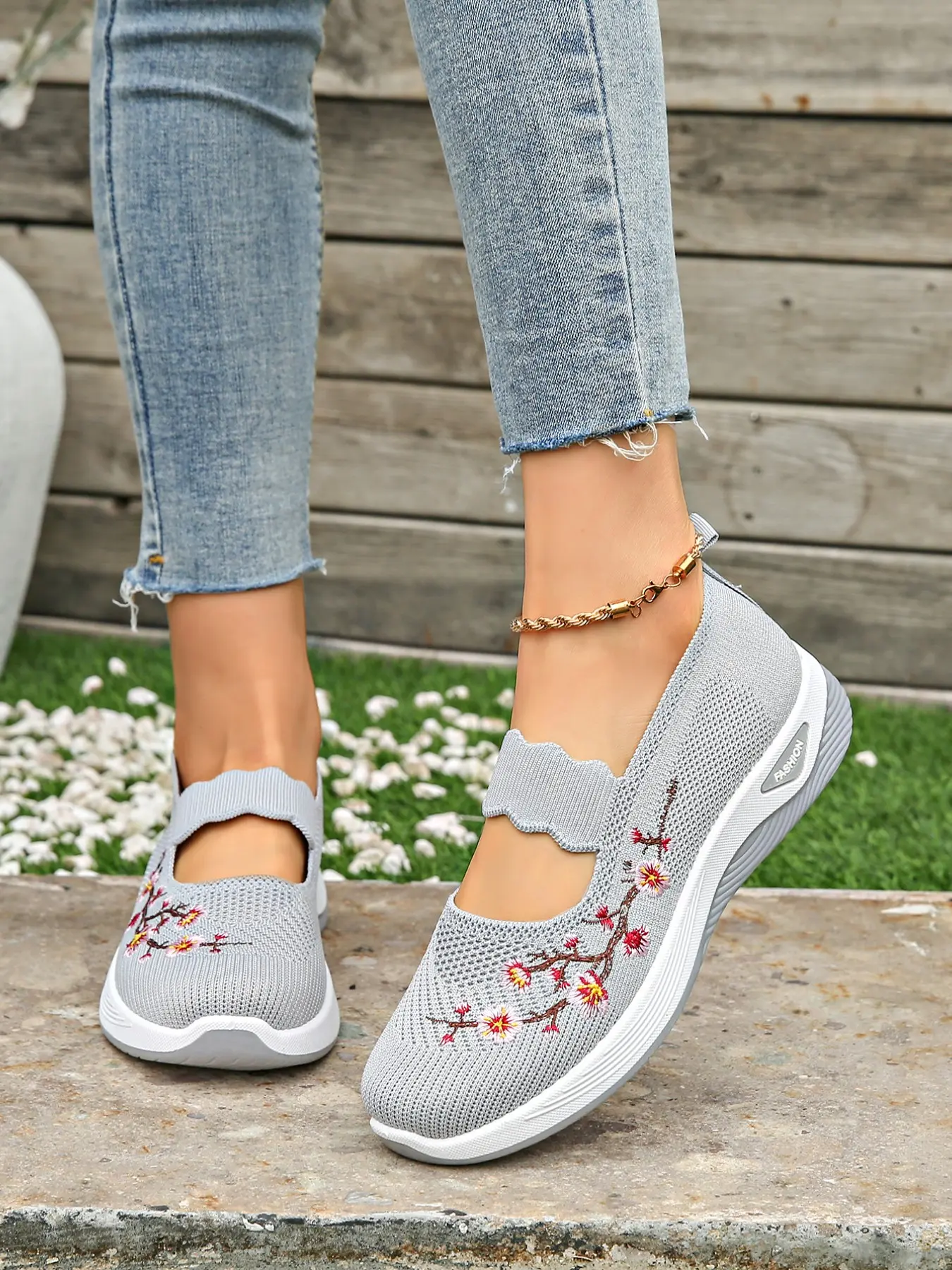 Women's 2026 New Fashion Comfortable Vintage Floral Embroidered Knit Slip-On Shoes, Soft Thick Sole Shock Absorbing Casual Sneakers, Walking Shoes, Summer Footwear
