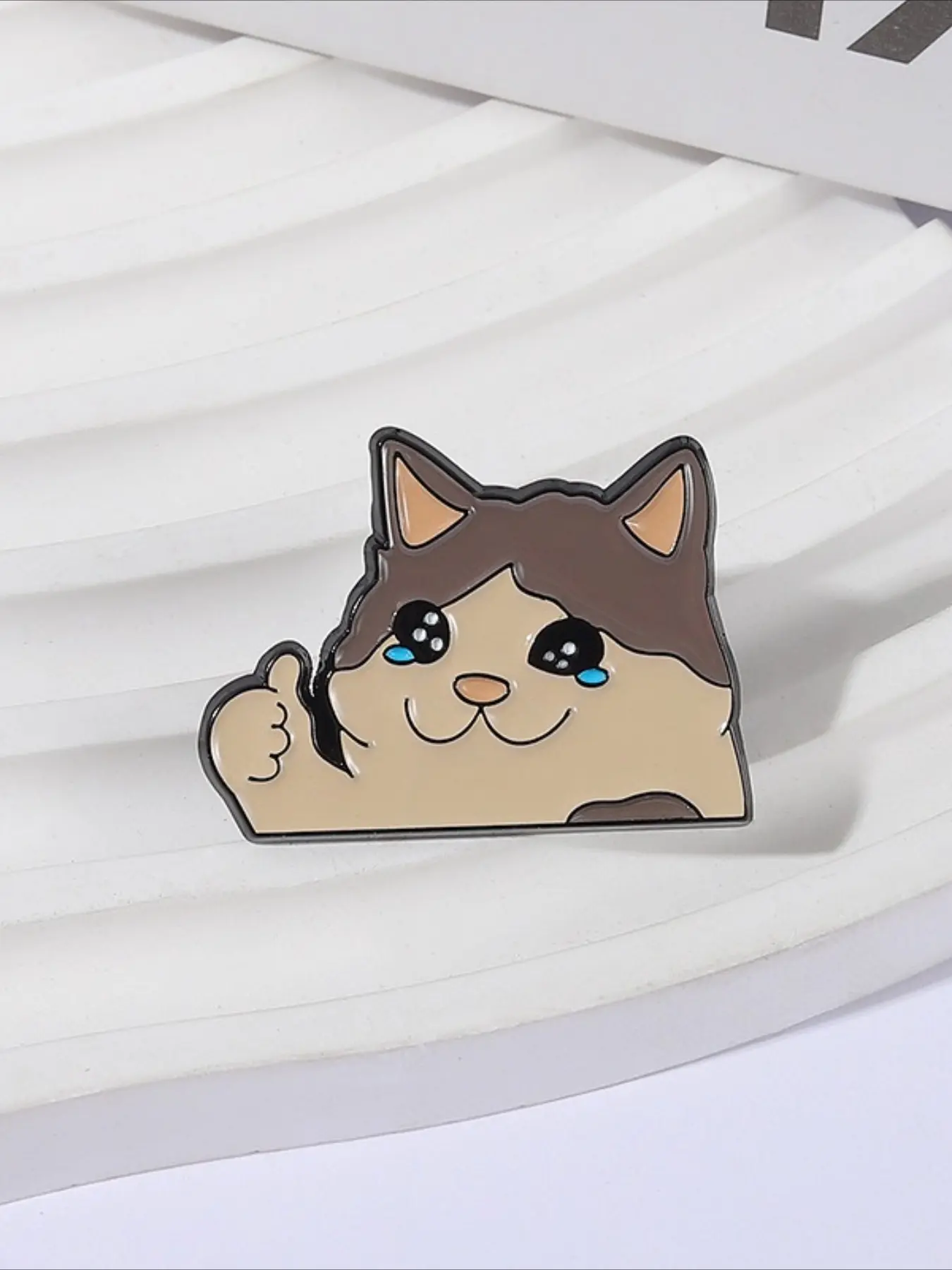 Exquisite Crying Thumbs Up Cat Enamel Brooch Pin, Funny Meme Cat Lapel Badge, Sarcastic "It's Fine" Cat Alloy Jewelry, Unisex Gift for Cat Lovers & Meme Fans, Casual Daily Backpack Clothes Decor Accessory