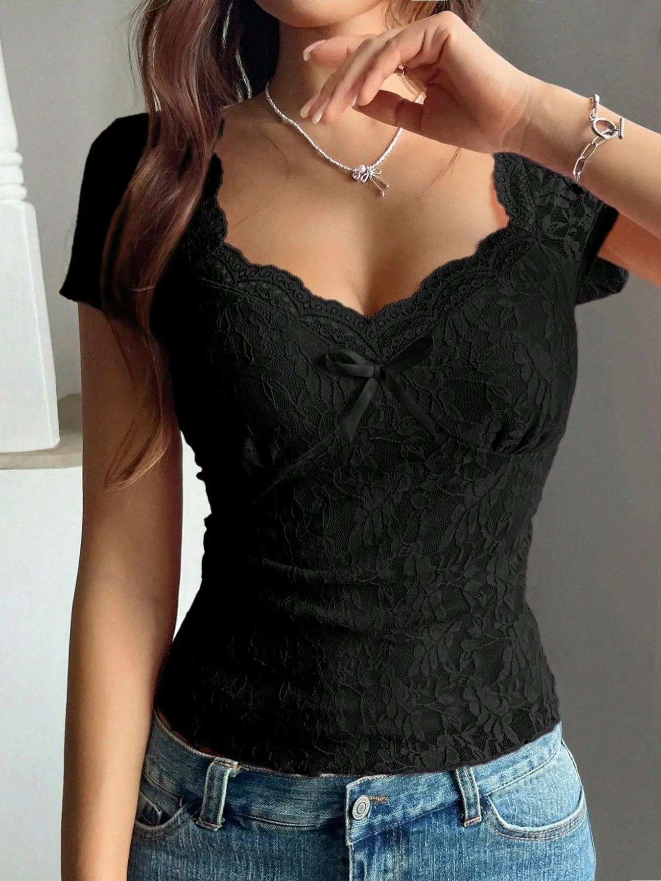 Women'S Short-Sleeved Floral Lace Cropped Crop Top Features A Retro, Vintage, Charming, And Romantic Style Vibe. It'S A Casual Top Suitable For Fashionable Women To Wear On Everyday Dates And Casual Parties.