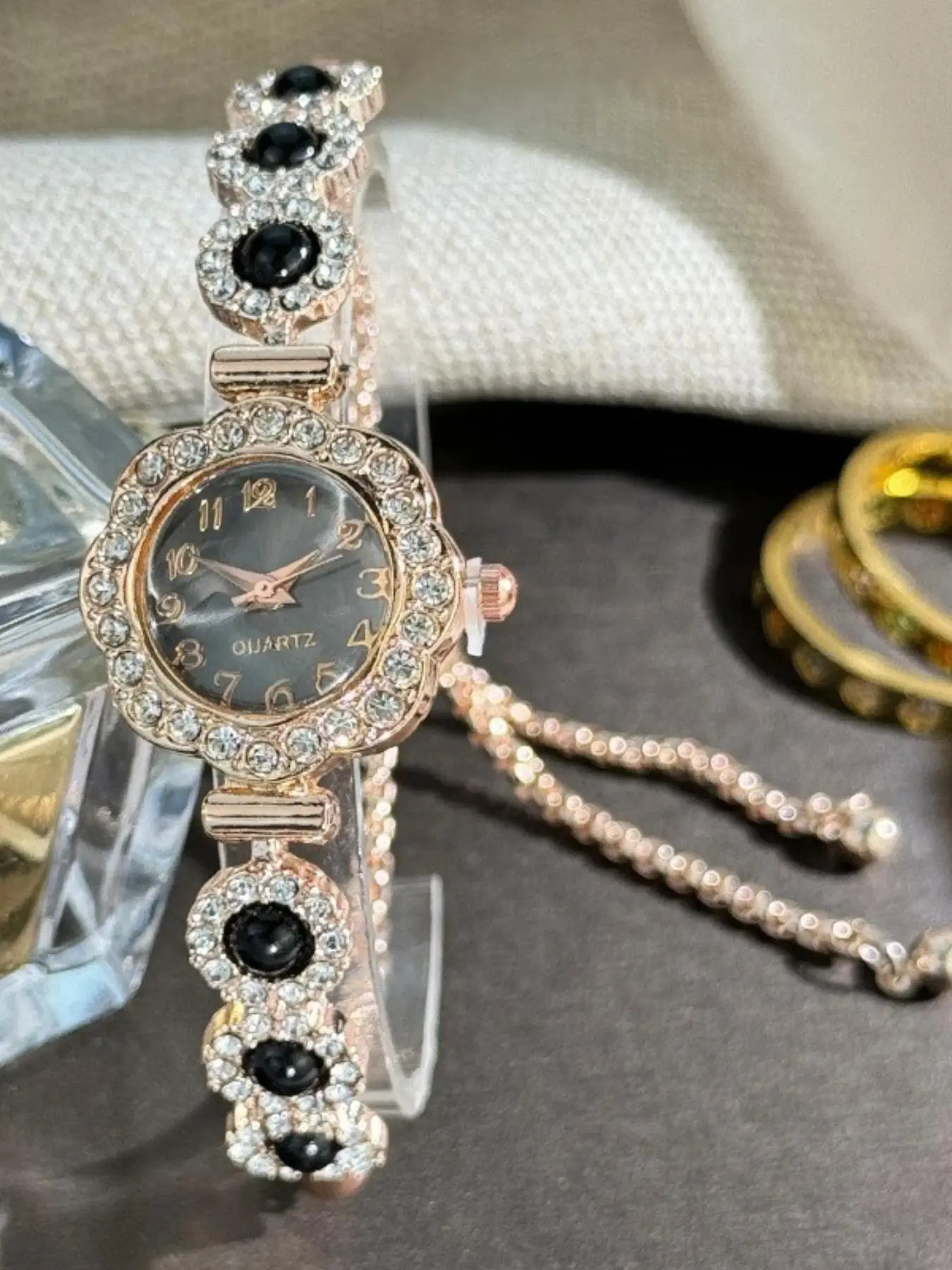 Women's Rhinestone Decorated Quartz Watch, Round Dial Analog Watch for Women & Girls, Trendy All-match Watch for Birthday Gift without Box, Fashion Wristwatches, Modern Fashion Watch
