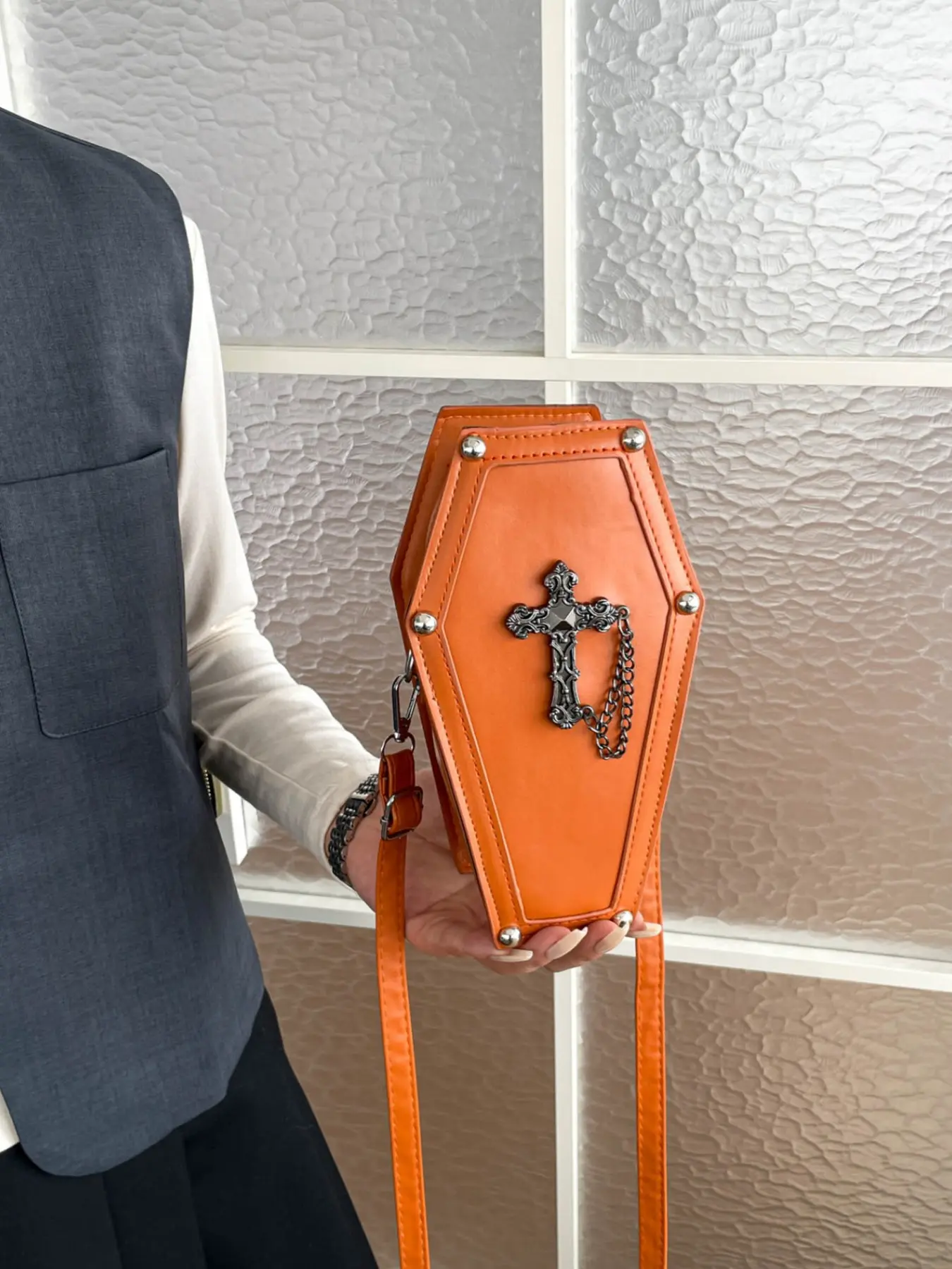 Women's Gothic Coffin Crossbody Bag, Vegan Leather Material, Unique Halloween Shoulder Bag, Adjustable Strap, Perfect for Parties & Daily Use, Versatile Crossbody