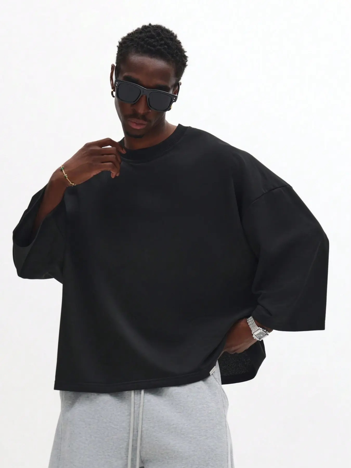 Minimalist Seven-Quarter Sleeve Short Sweatshirt, Plain Design, Batwing Cut, Smooth Wrinkle-Free, Loose Fit, Versatile Daily Wear
