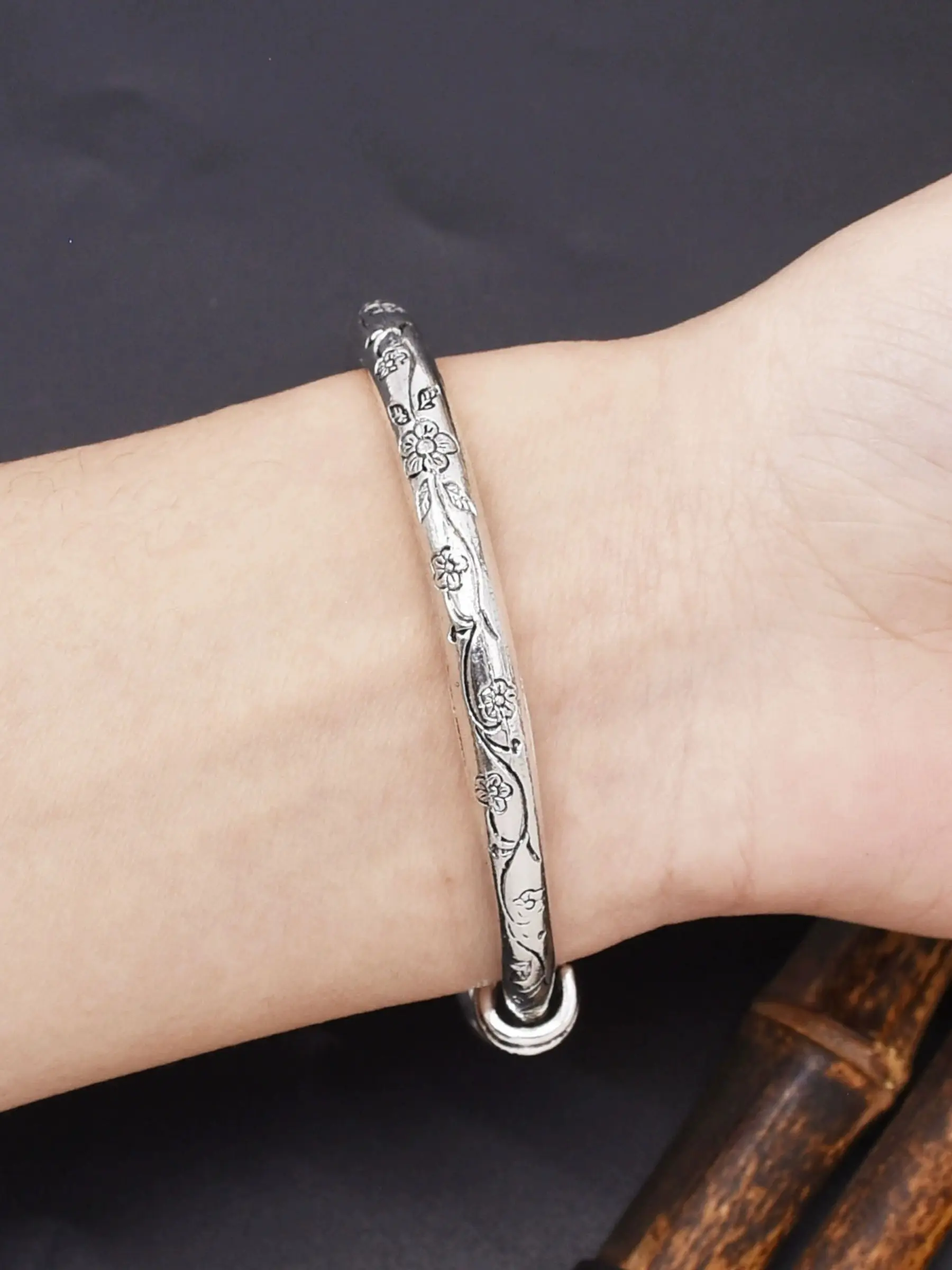 Vintage Thin Antique Floral Bracelet, Perfect for Daily Commute and Casual Wear, Elegant Accessory for Everyday