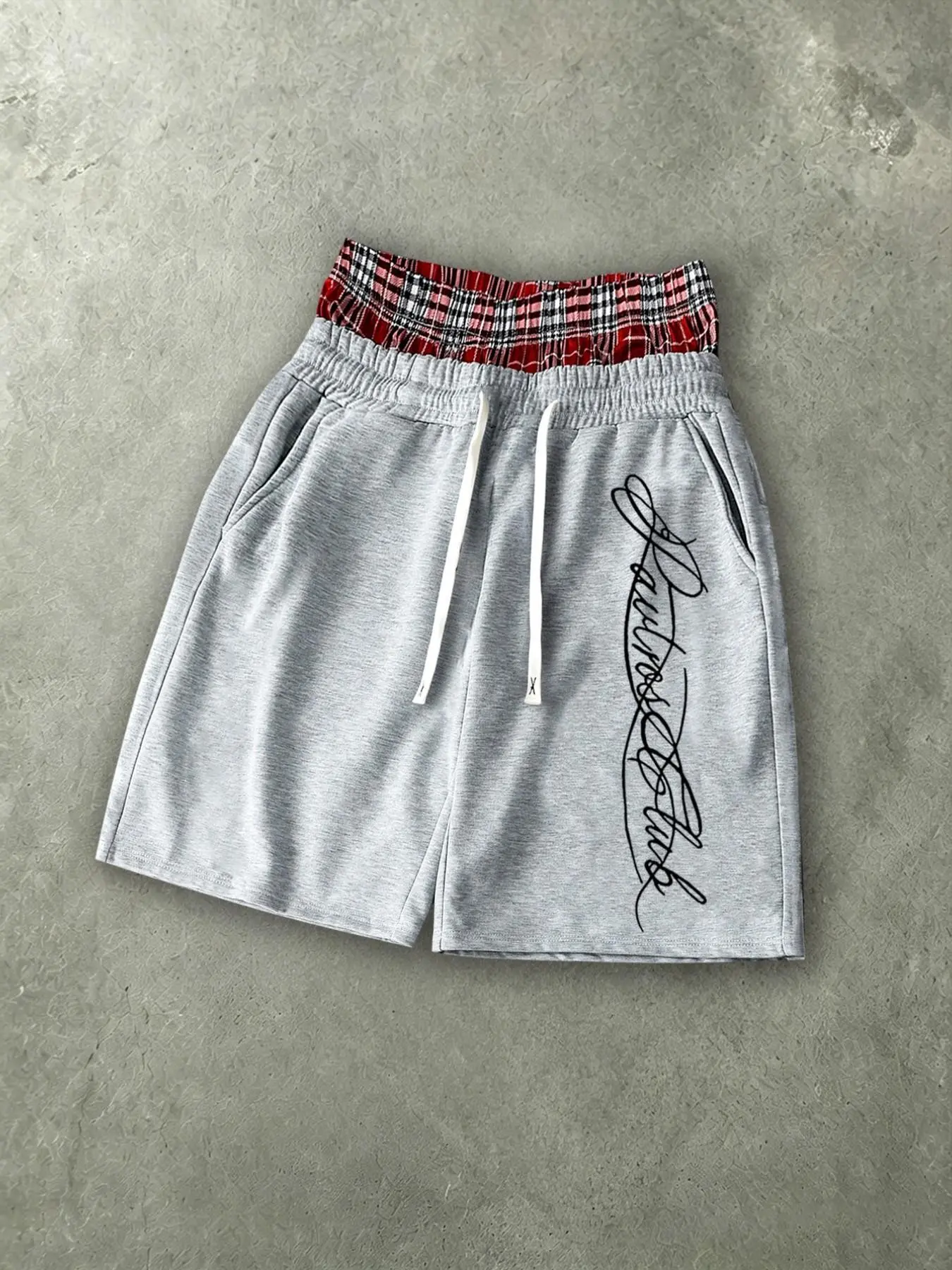 Vintage American High Street Unisex Loose Basketball Shorts Contrast Plaid Elastic Waist Handwritten Signature Print White Drawstring Pocket Soft Comfort Casual Shorts Lightweight for Gym Campus Street Shooting Summer Daily Wear Athletic Casual Shorts