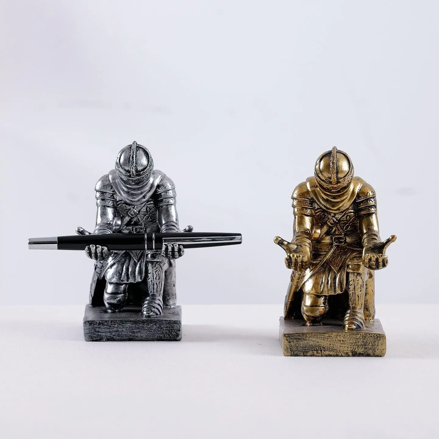 Medieval Knight Pen Holder, Fun Desktop Decor, Copper Armor Pen Stand, Resin Bookend, Elegant Kneeling Knight Pen Rest, Cool Envelope Knife, Home Office Use