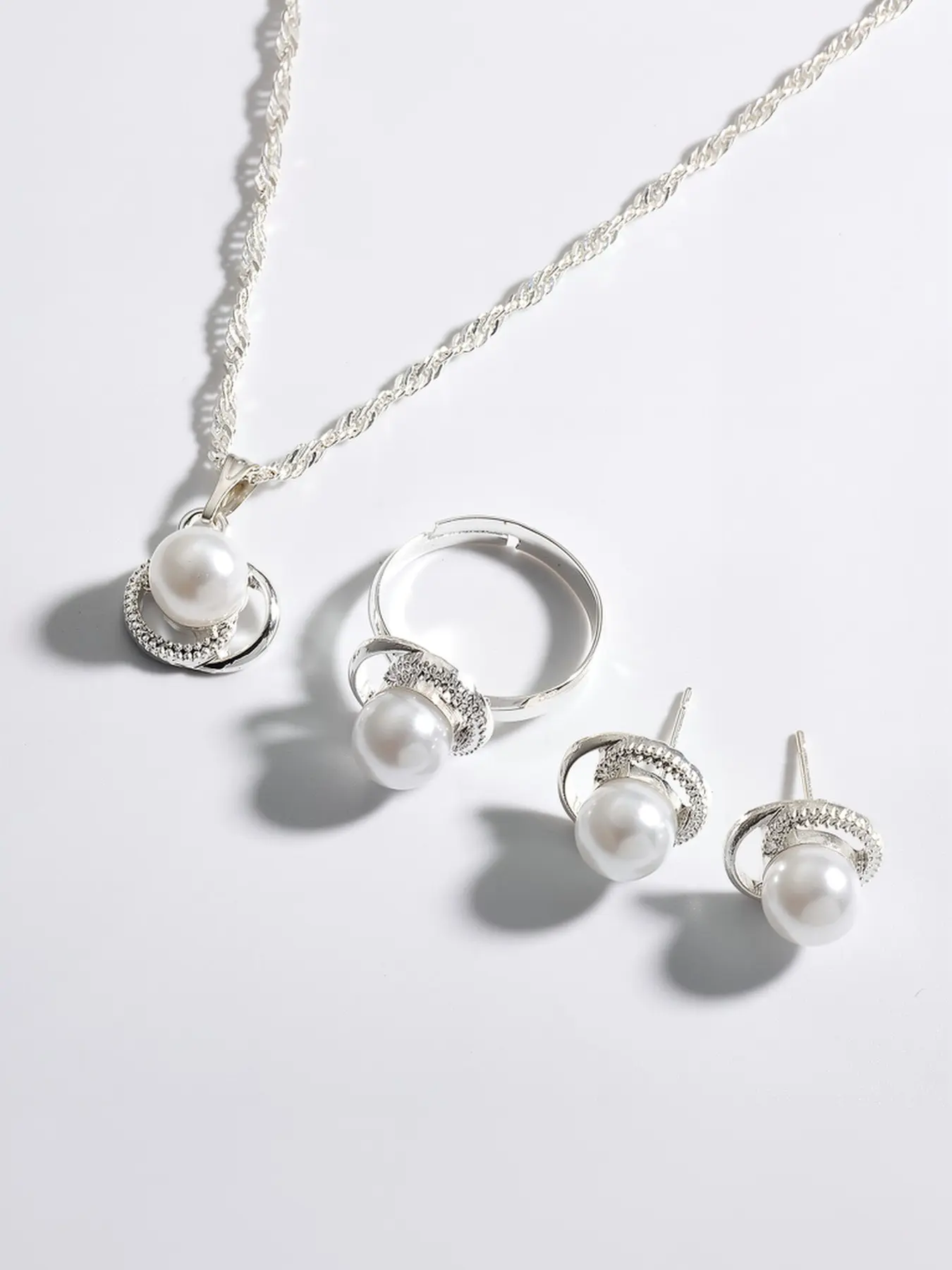 A three-piece pearl jewelry set, featuring a sweet and exquisite silver needle design. Ideal for brides' summer looks and a must-have for daily outings.