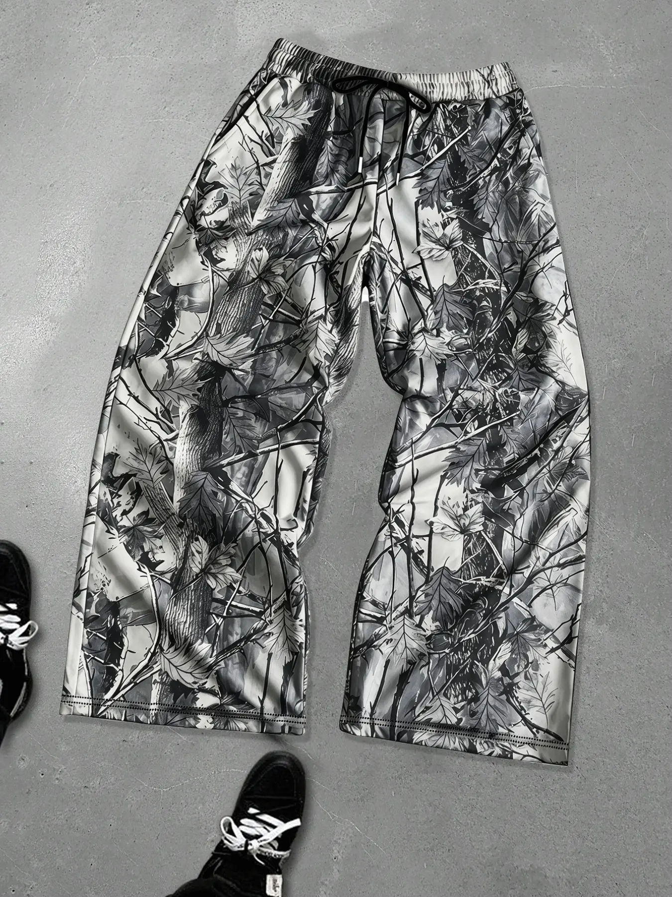 Grey Woodland Leaf Camo Wide Leg Pants Men, Hunting Camouflage Baggy Casual Fashion Loose Streetwear Casual Drawstring Trousers Camouflage Loose Pants
