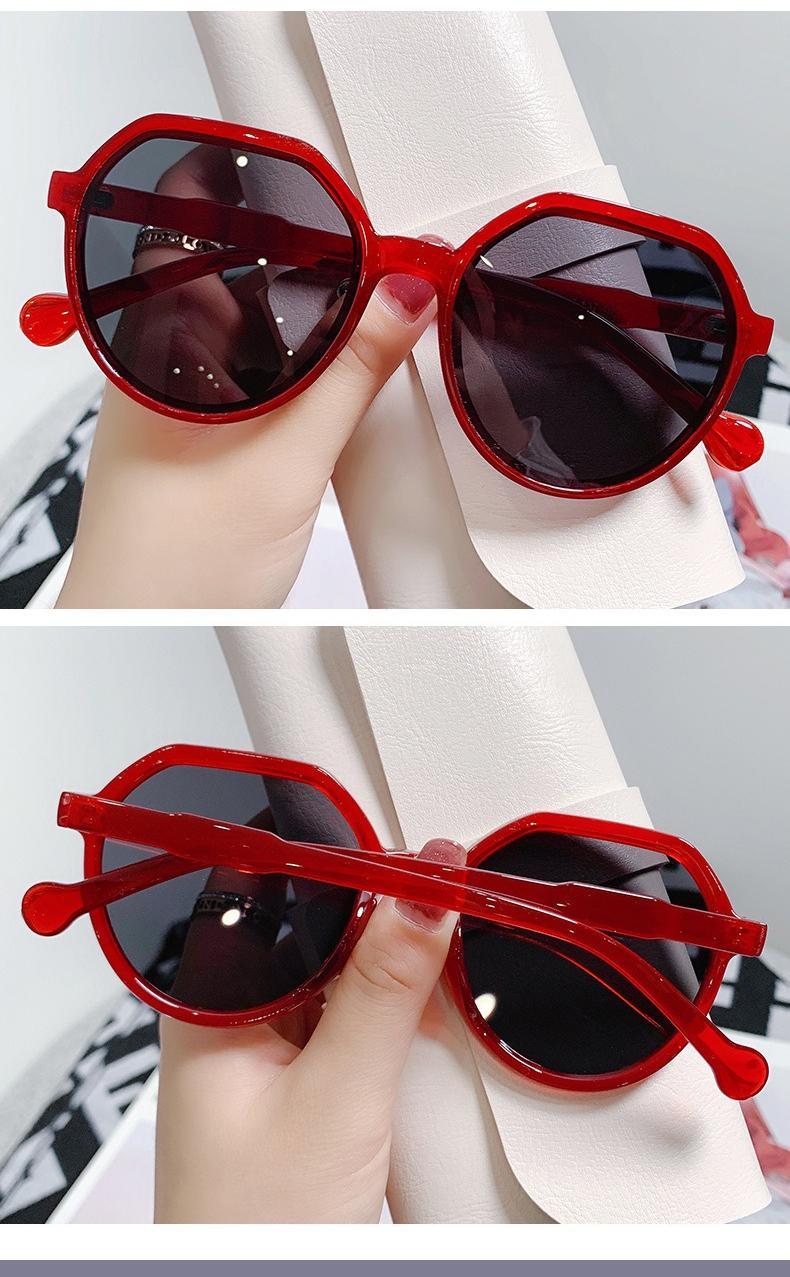 Women’s Jelly Frame Sunglasses, Brown Tint UV Protection Shades, Lightweight Retro Aesthetic Eyewear, Trendy Fashion Glasses for Driving, Travel, Beach & Summer Outfit