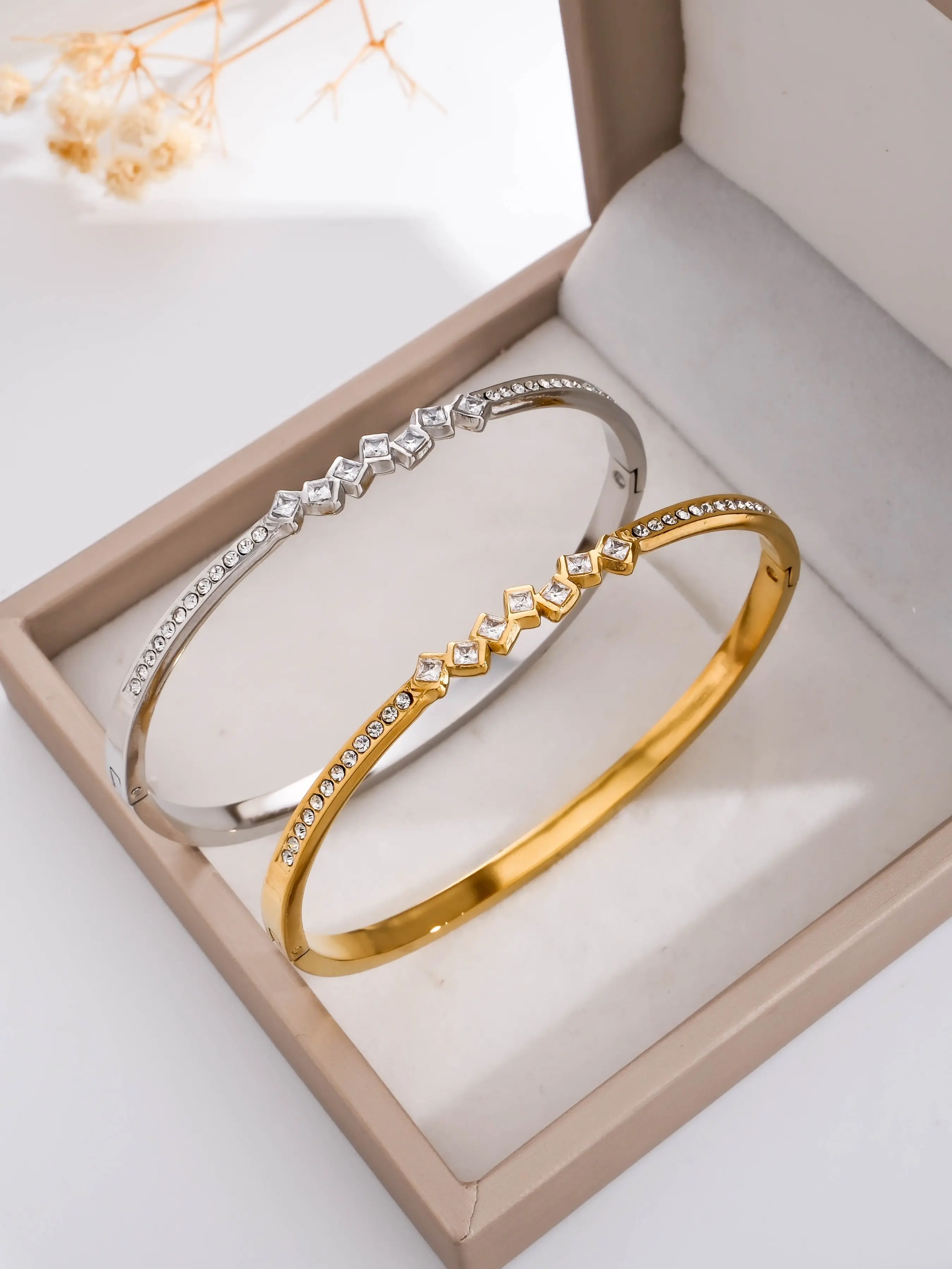 Elegant 18k Titanium Steel Bangle, Minimalist Bangle, Waterproof & Hypoallergenic, Perfect for All Seasons, Ideal Gift for Women