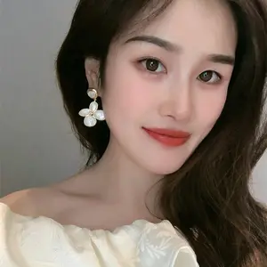 Luxurious and sophisticated abalone shell four-leaf flower large earrings with 925 silver pins, vintage fashion, elegant and classy ladies' earrings