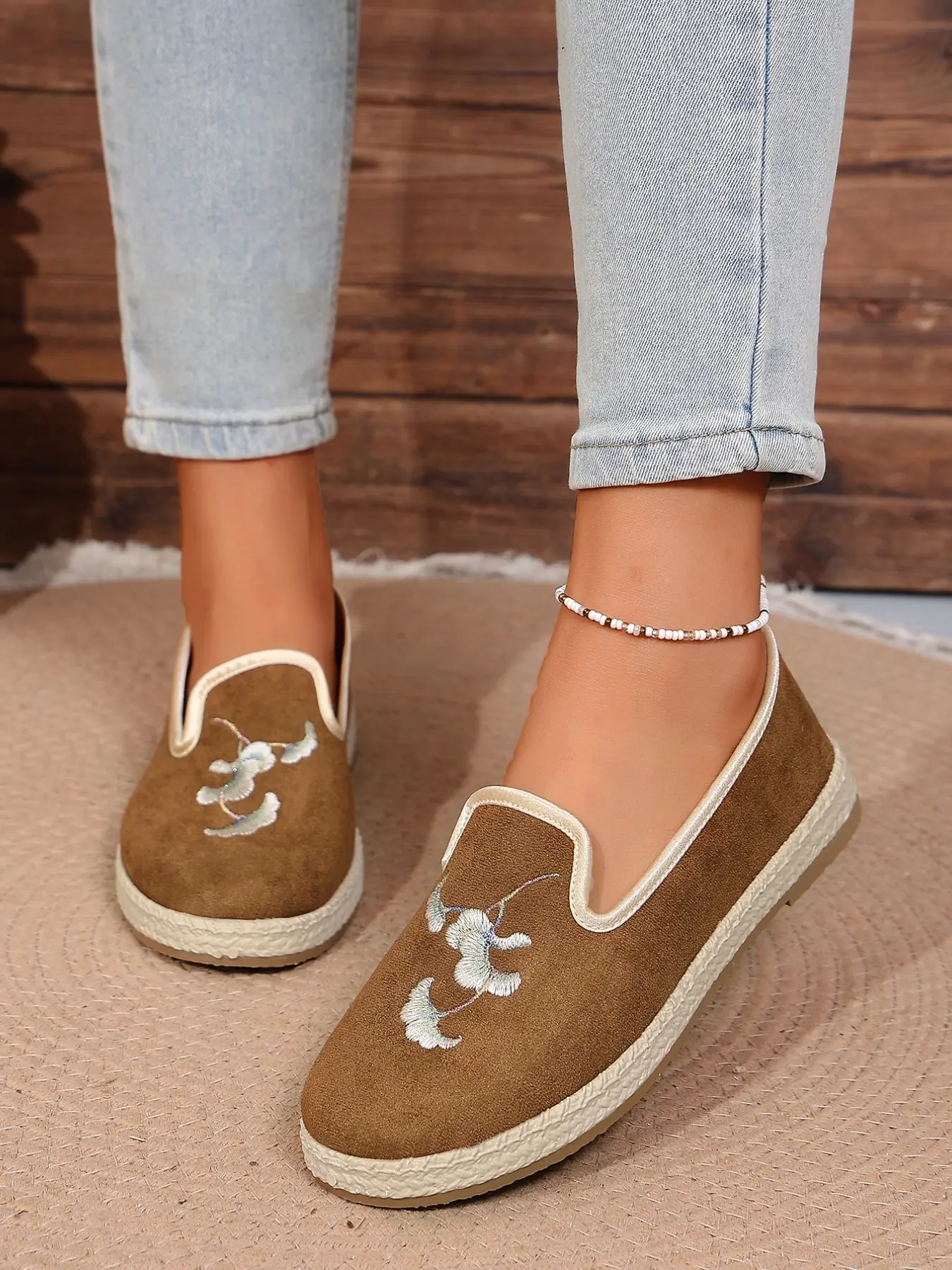 Elegant New Chinese Style Embroidered Slip-On Shoes, Simple Round Toe, Lightweight and Breathable, Casual Wide Fit, All Seasons Women's Shoes