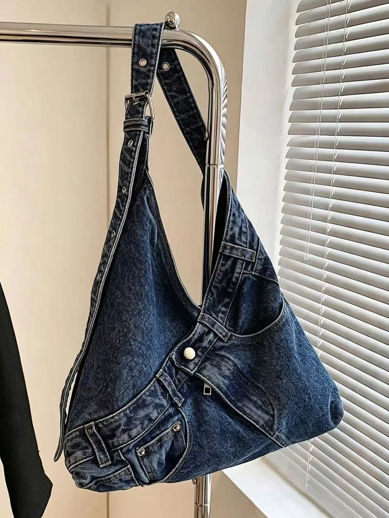 Creative jeans-style V-shaped denim shoulder bag, made of washed distressed denim fabric, featuring 3D pocket decorations, adjustable straps, and a large capacity for daily commuting, shopping, and travel.