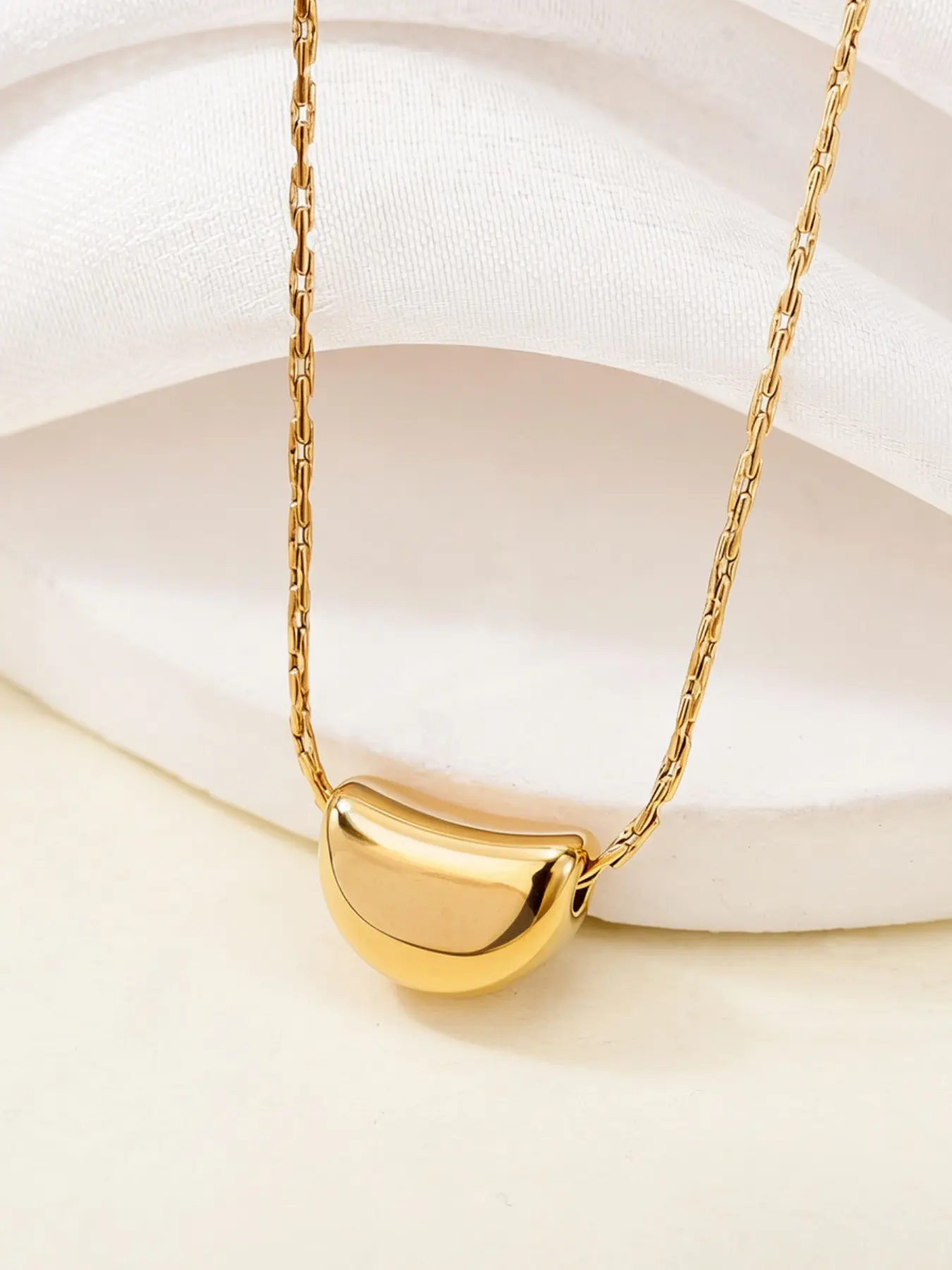 1 piece of Korean-style minimalist stainless steel polished curved bean pendant necklace, a light luxury and exquisite versatile acacia bean collarbone chain, suitable for wearing on occasions such as daily commuting, travel, and parties.