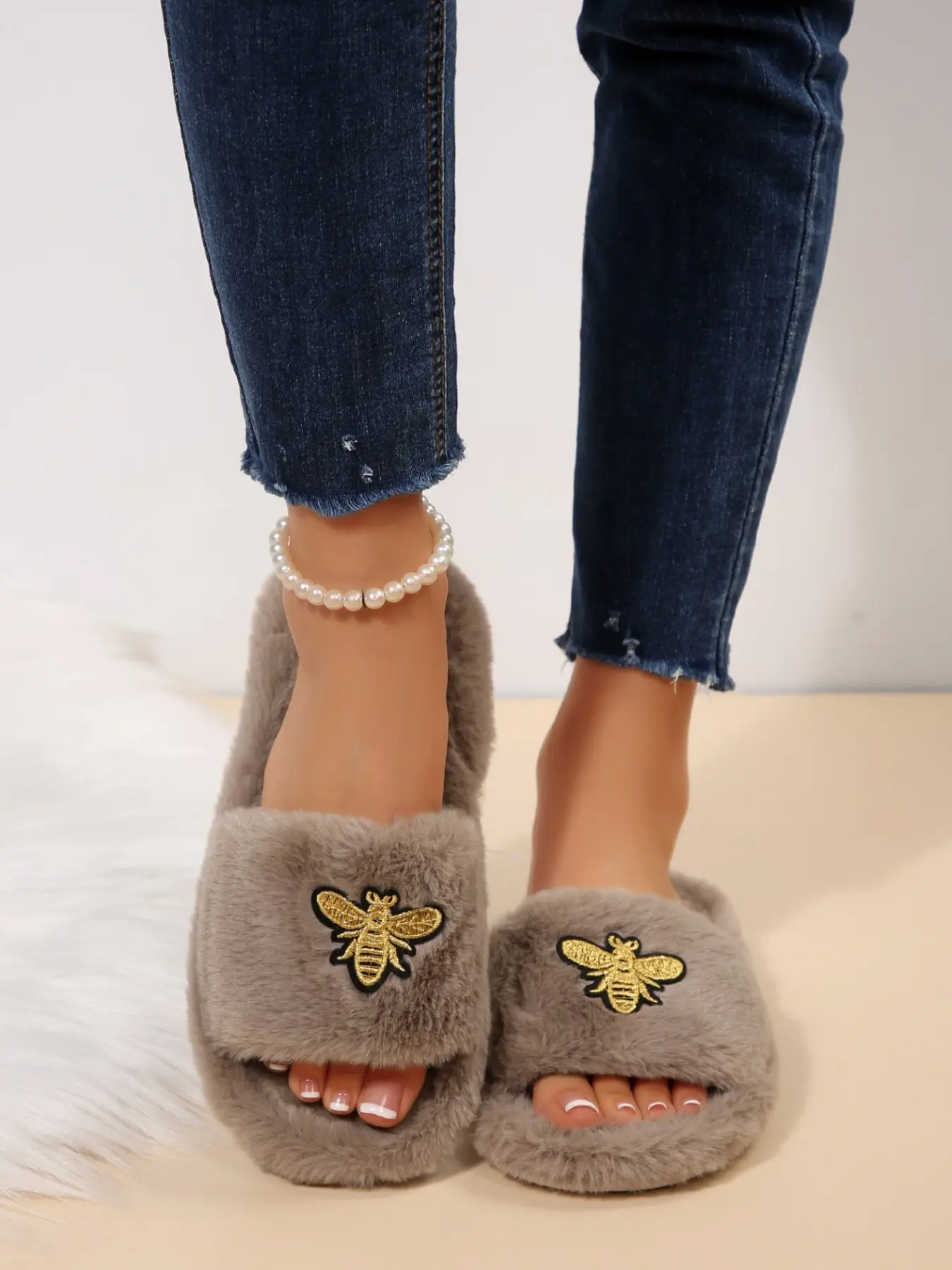 Luxury Bee Embroidery Plush Slippers, Women's Fluffy Open-Toe Slip-Ons, Comfortable Home Casual Shoes, Cozy Indoor Footwear